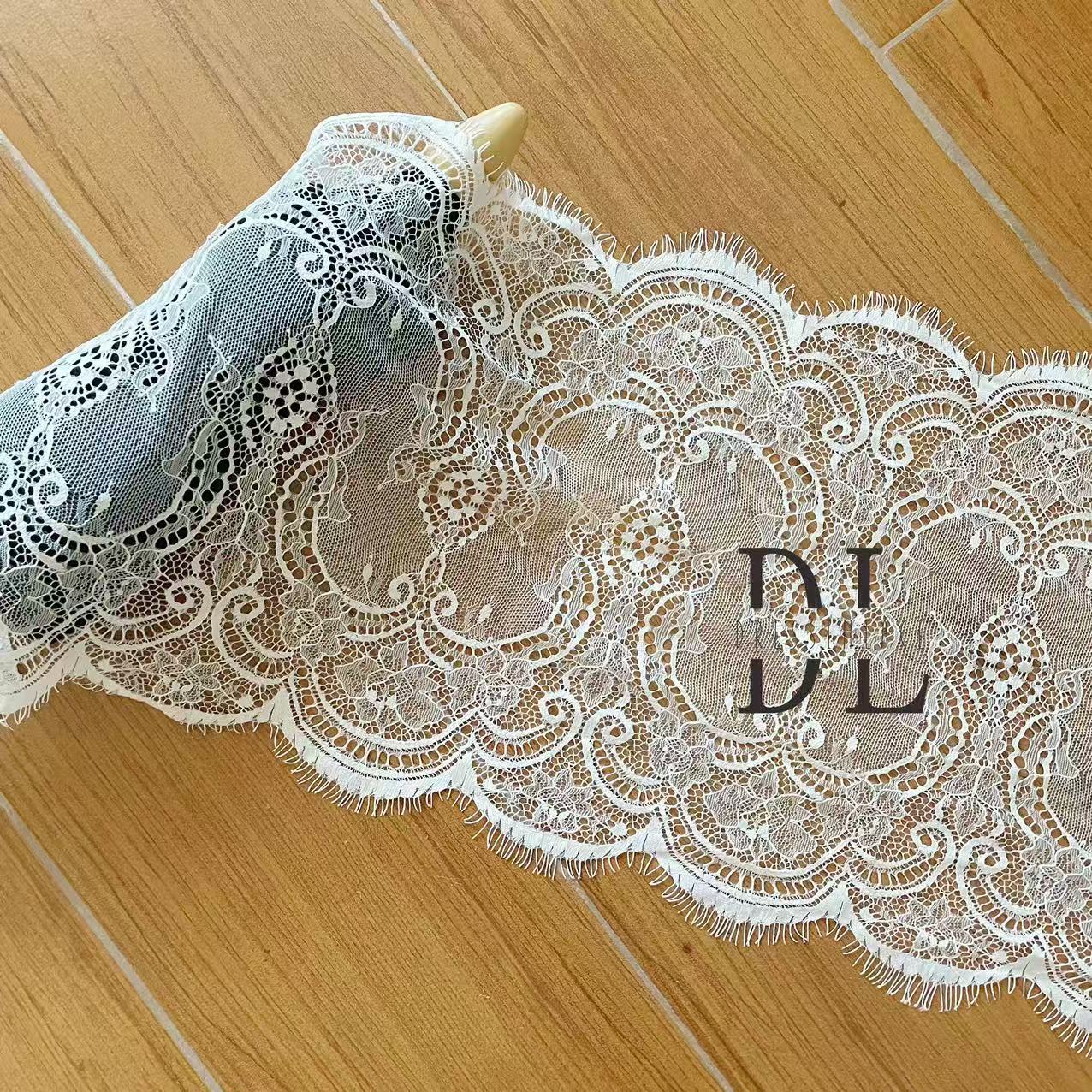 DLX15253 Ricamo Foglie Modello Tessuto di pizzo Bordi larghi 15 cm Perline e paillettes per veli da sposa