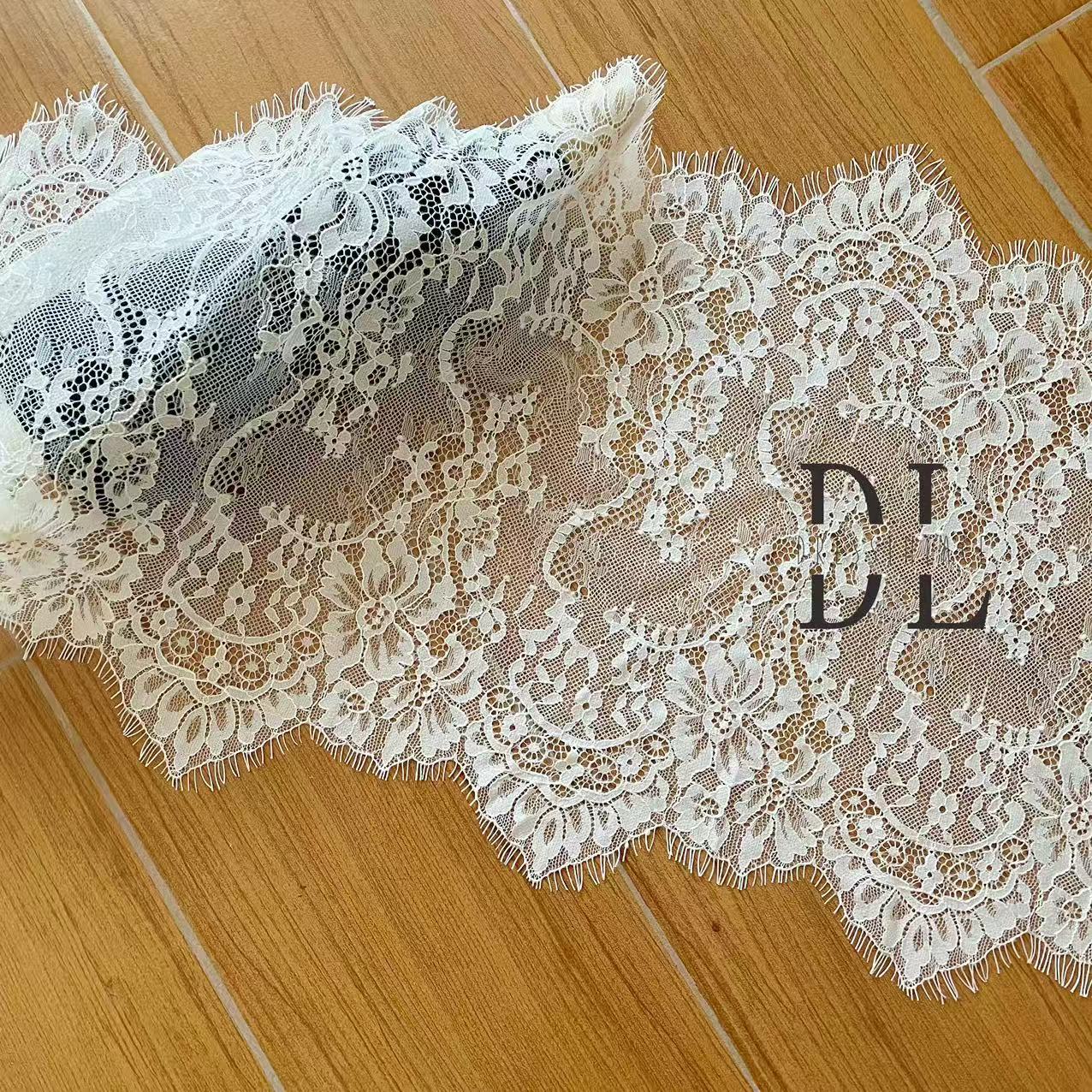 DLX15253 Ricamo Foglie Modello Tessuto di pizzo Bordi larghi 15 cm Perline e paillettes per veli da sposa