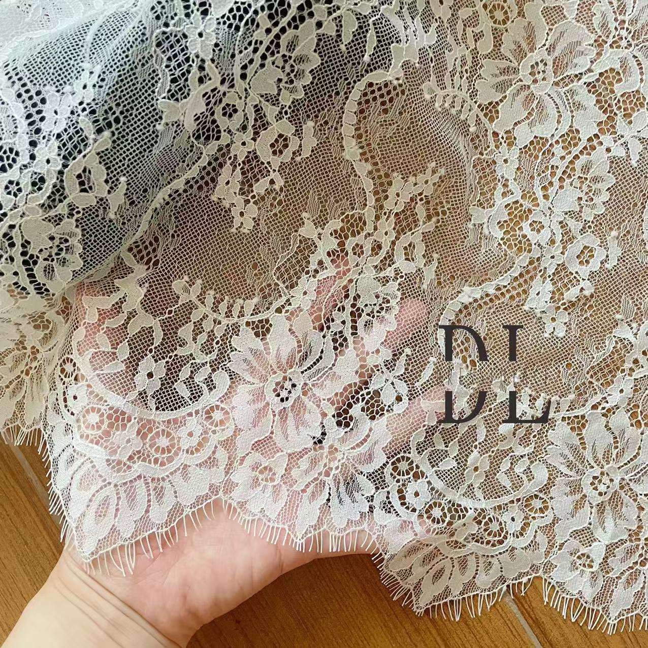 DLX15253 Ricamo Foglie Modello Tessuto di pizzo Bordi larghi 15 cm Perline e paillettes per veli da sposa