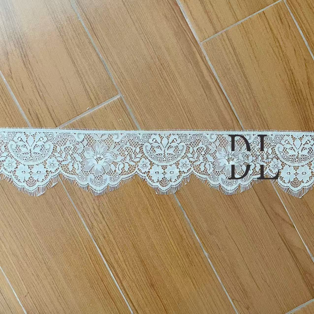 DLX15253 Patrón de hojas bordadas Tejido de encaje Bordes de ancho 15 cm Cuentas y lentejuelas para velos de novia