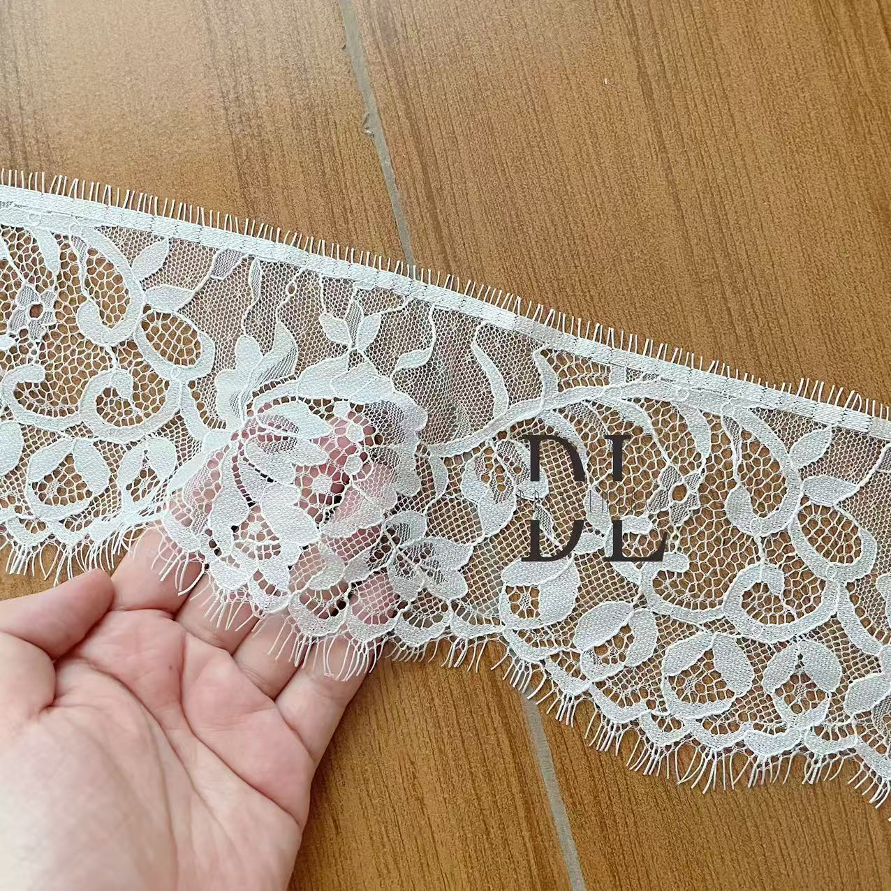 DLX15253 Patrón de hojas bordadas Tejido de encaje Bordes de ancho 15 cm Cuentas y lentejuelas para velos de novia