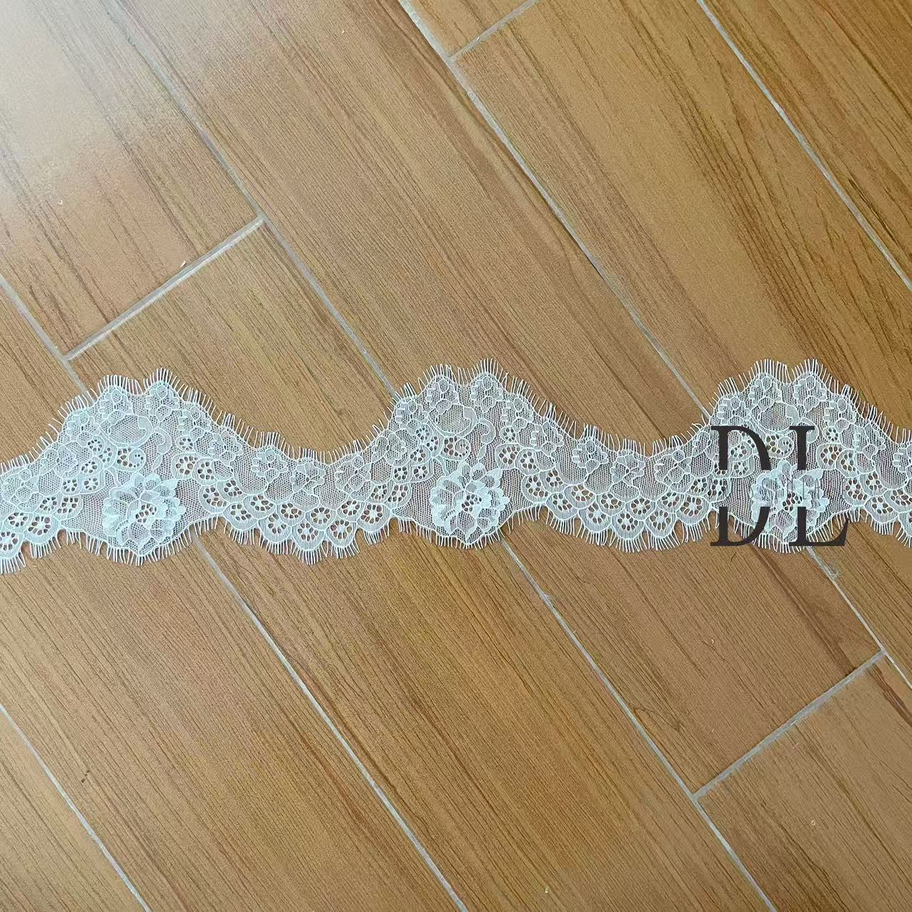 DLX15253 Patrón de hojas bordadas Tejido de encaje Bordes de ancho 15 cm Cuentas y lentejuelas para velos de novia