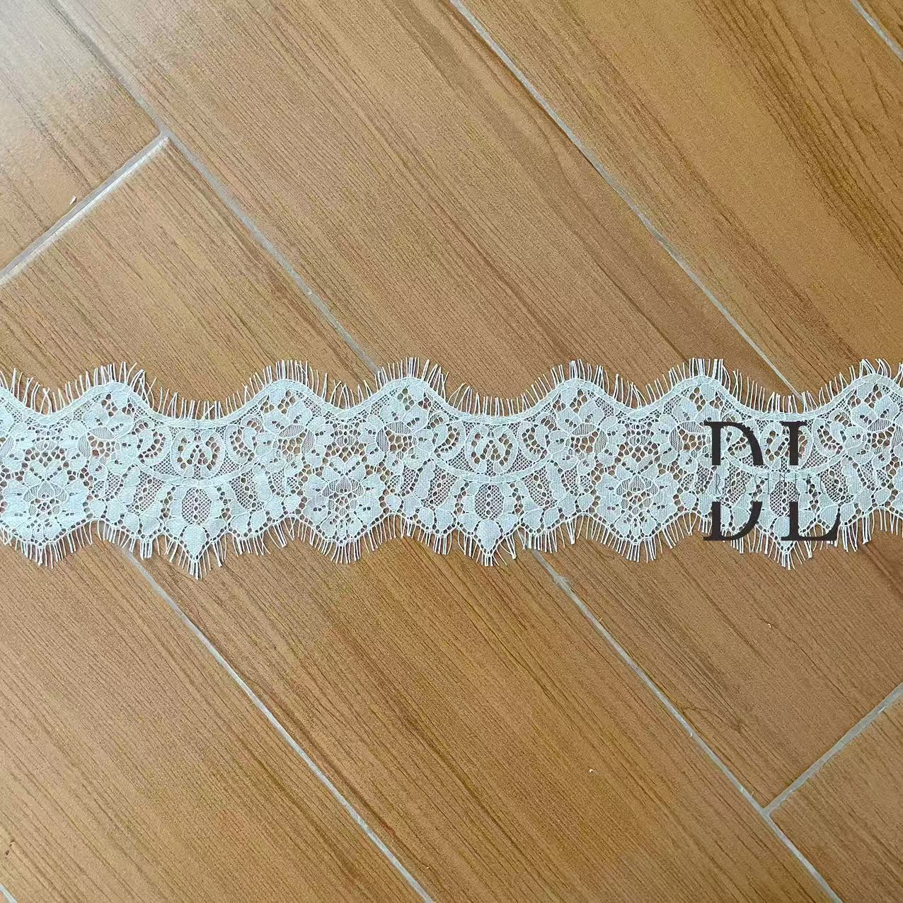 DLX15253 Patrón de hojas bordadas Tejido de encaje Bordes de ancho 15 cm Cuentas y lentejuelas para velos de novia