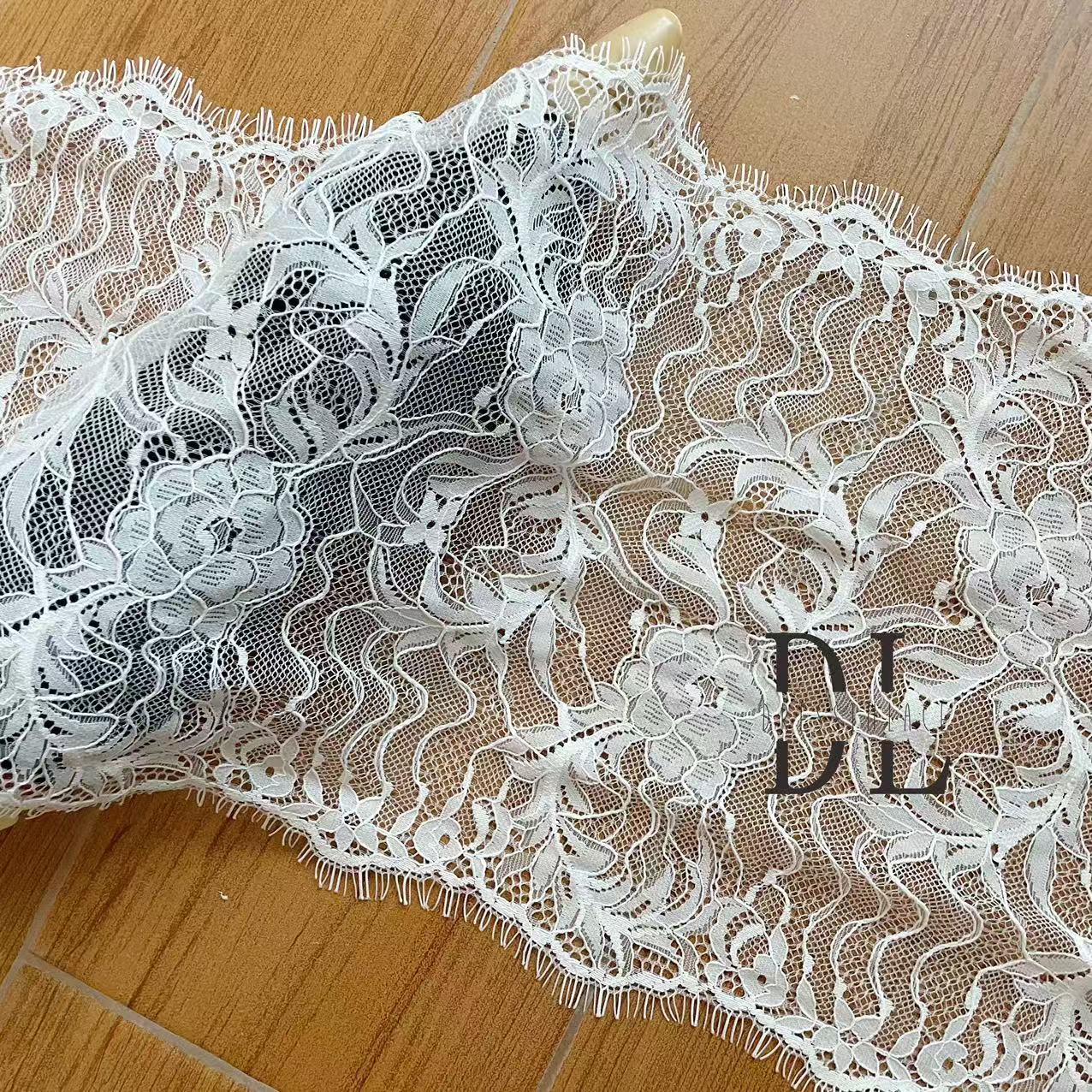 DLX15253 Ricamo Foglie Modello Tessuto di pizzo Bordi larghi 15 cm Perline e paillettes per veli da sposa