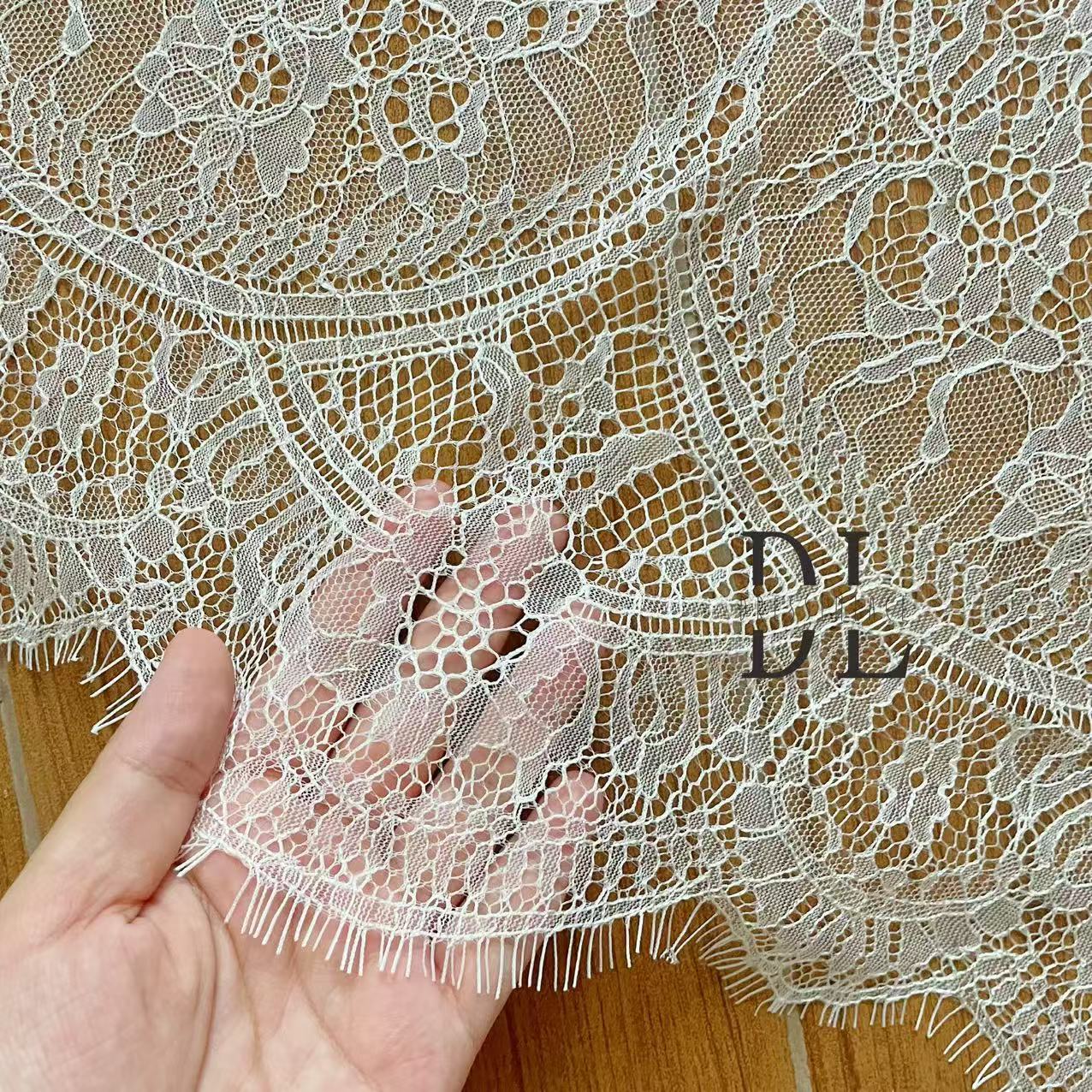 DL15104 Boho Fabrics Delicada tela de encaje Chantilly para vestidos de novia: material de pestañas suave y exquisito