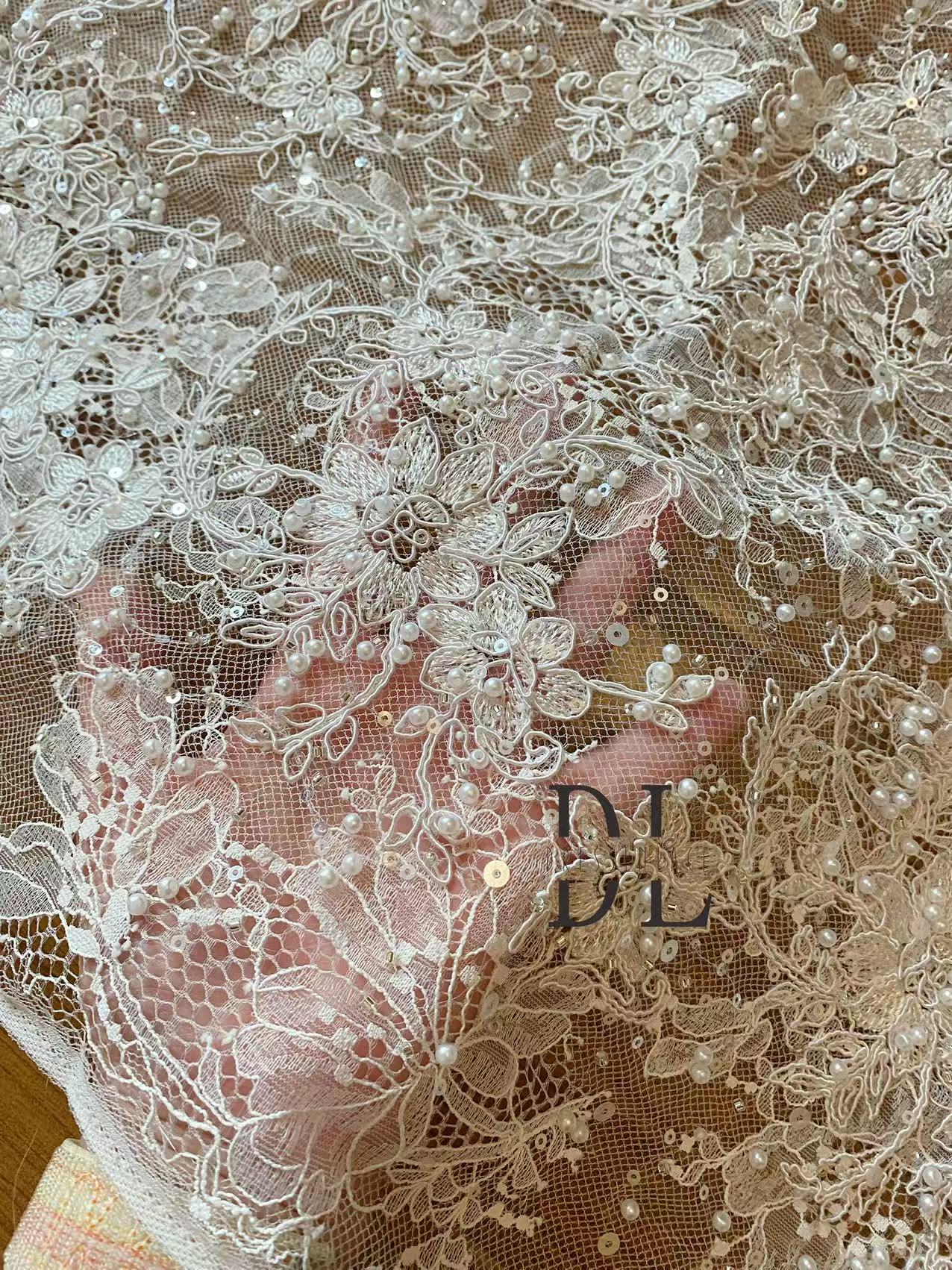 DL130013 Tessuto di pizzo di fiori di raso 3D morbido di alta qualità con perline per abiti da sposa