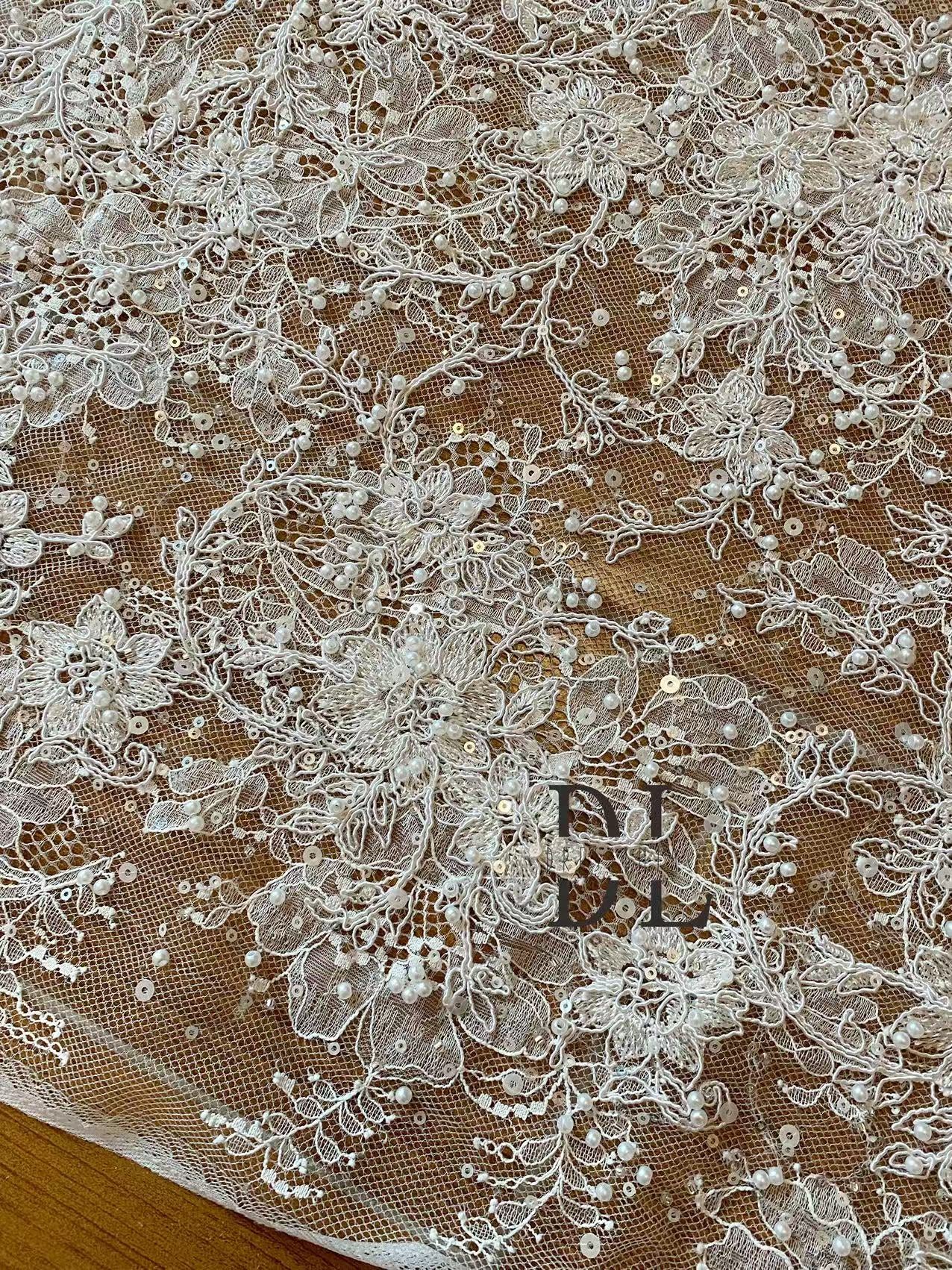 DL130013 Tessuto di pizzo di fiori di raso 3D morbido di alta qualità con perline per abiti da sposa