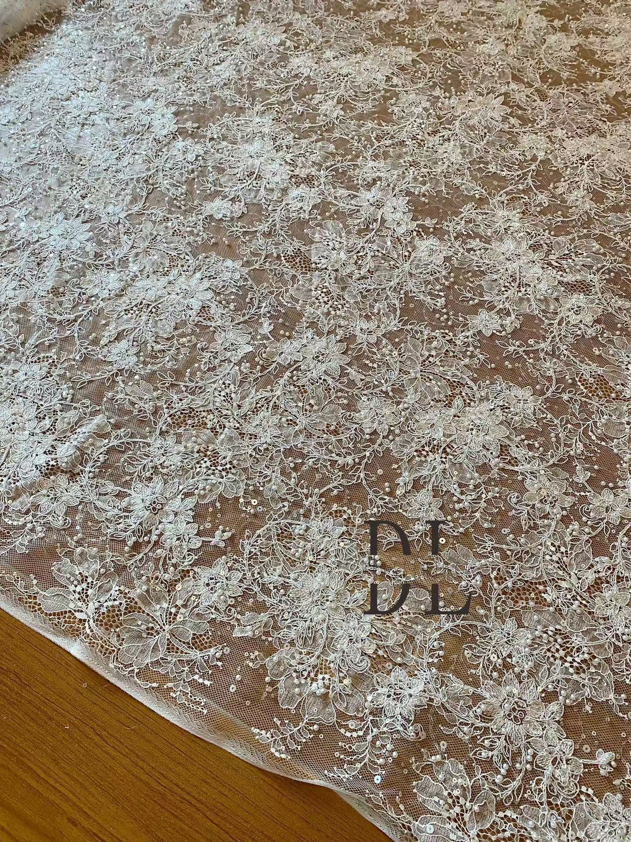 DL130013 Tessuto di pizzo di fiori di raso 3D morbido di alta qualità con perline per abiti da sposa