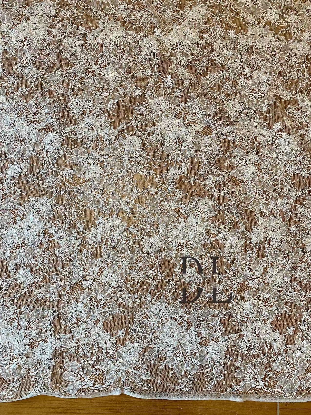 DL130013 Tessuto di pizzo di fiori di raso 3D morbido di alta qualità con perline per abiti da sposa