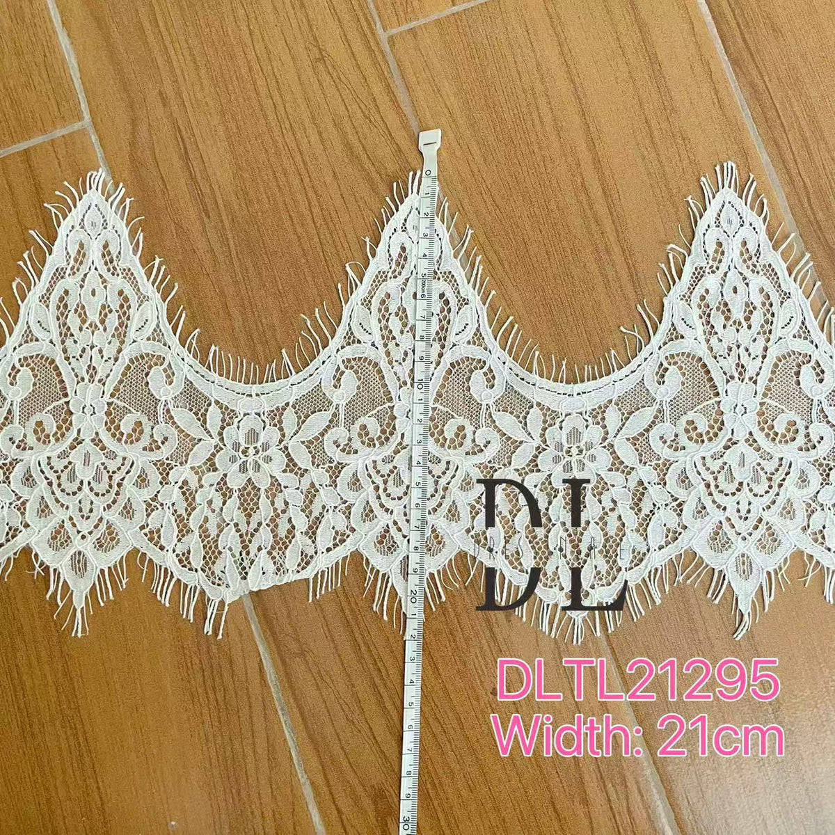 DLX15253 Ricamo Foglie Modello Tessuto di pizzo Bordi larghi 15 cm Perline e paillettes per veli da sposa