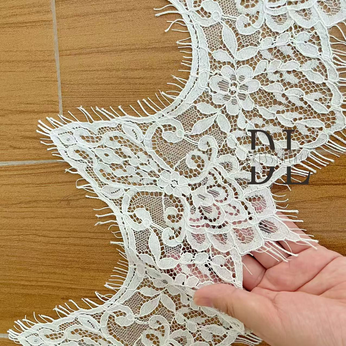 DLX15253 Ricamo Foglie Modello Tessuto di pizzo Bordi larghi 15 cm Perline e paillettes per veli da sposa