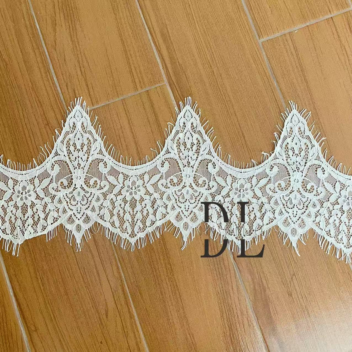 DLX15253 Ricamo Foglie Modello Tessuto di pizzo Bordi larghi 15 cm Perline e paillettes per veli da sposa