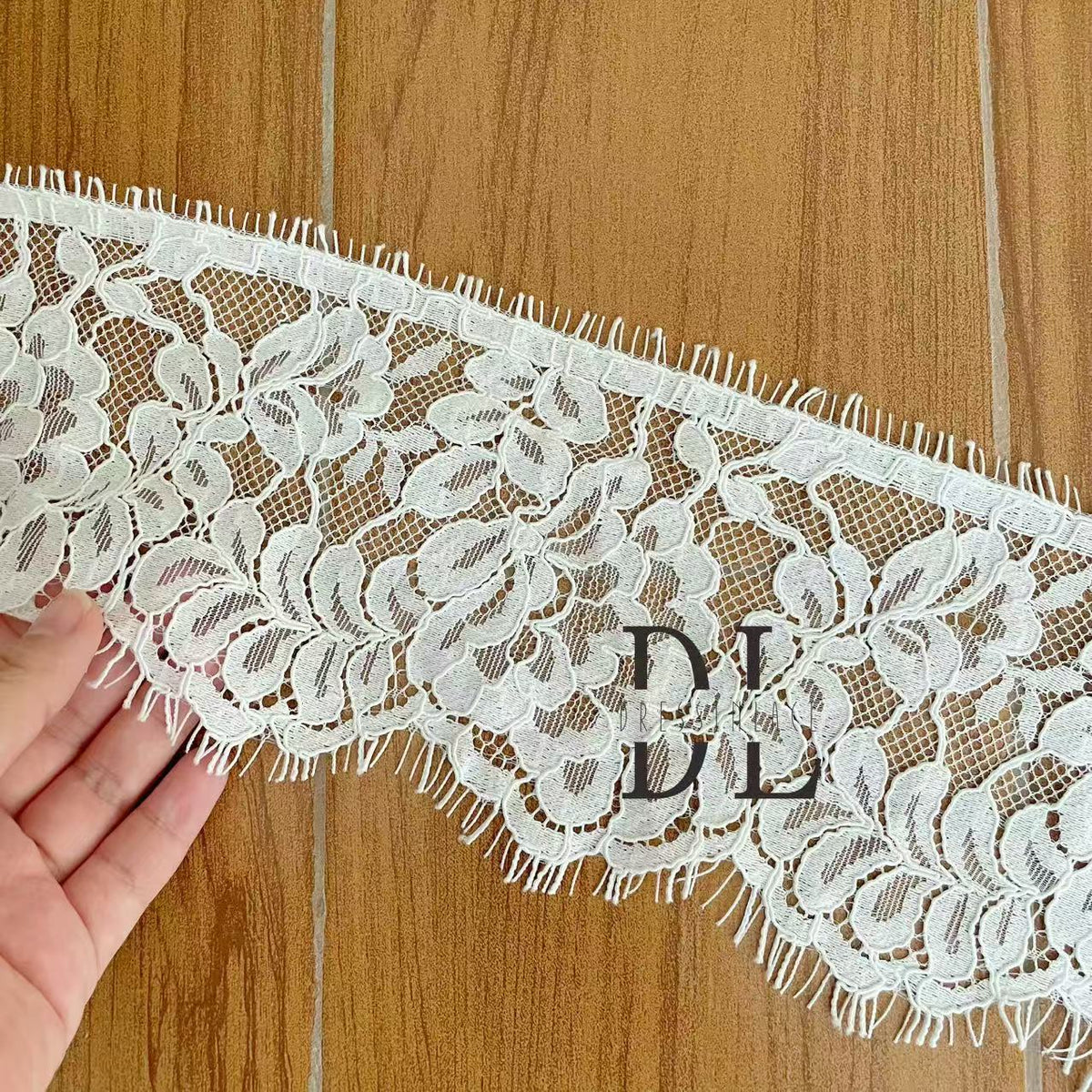 DLX15253 Ricamo Foglie Modello Tessuto di pizzo Bordi larghi 15 cm Perline e paillettes per veli da sposa