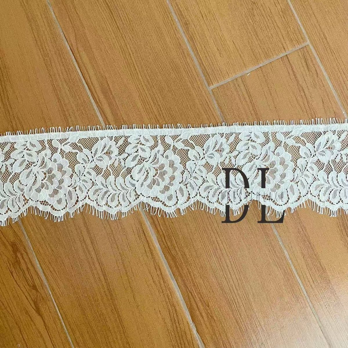 DLX15253 Ricamo Foglie Modello Tessuto di pizzo Bordi larghi 15 cm Perline e paillettes per veli da sposa