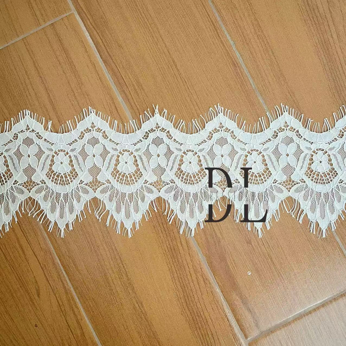 DLX15253 Ricamo Foglie Modello Tessuto di pizzo Bordi larghi 15 cm Perline e paillettes per veli da sposa
