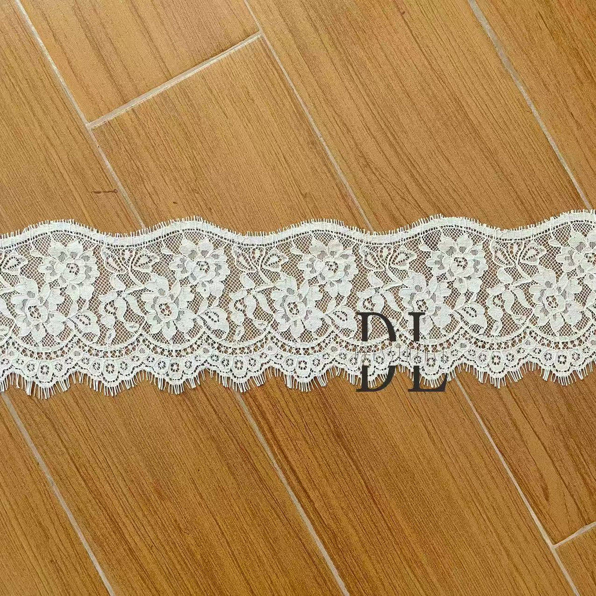 DLX15253 Ricamo Foglie Modello Tessuto di pizzo Bordi larghi 15 cm Perline e paillettes per veli da sposa
