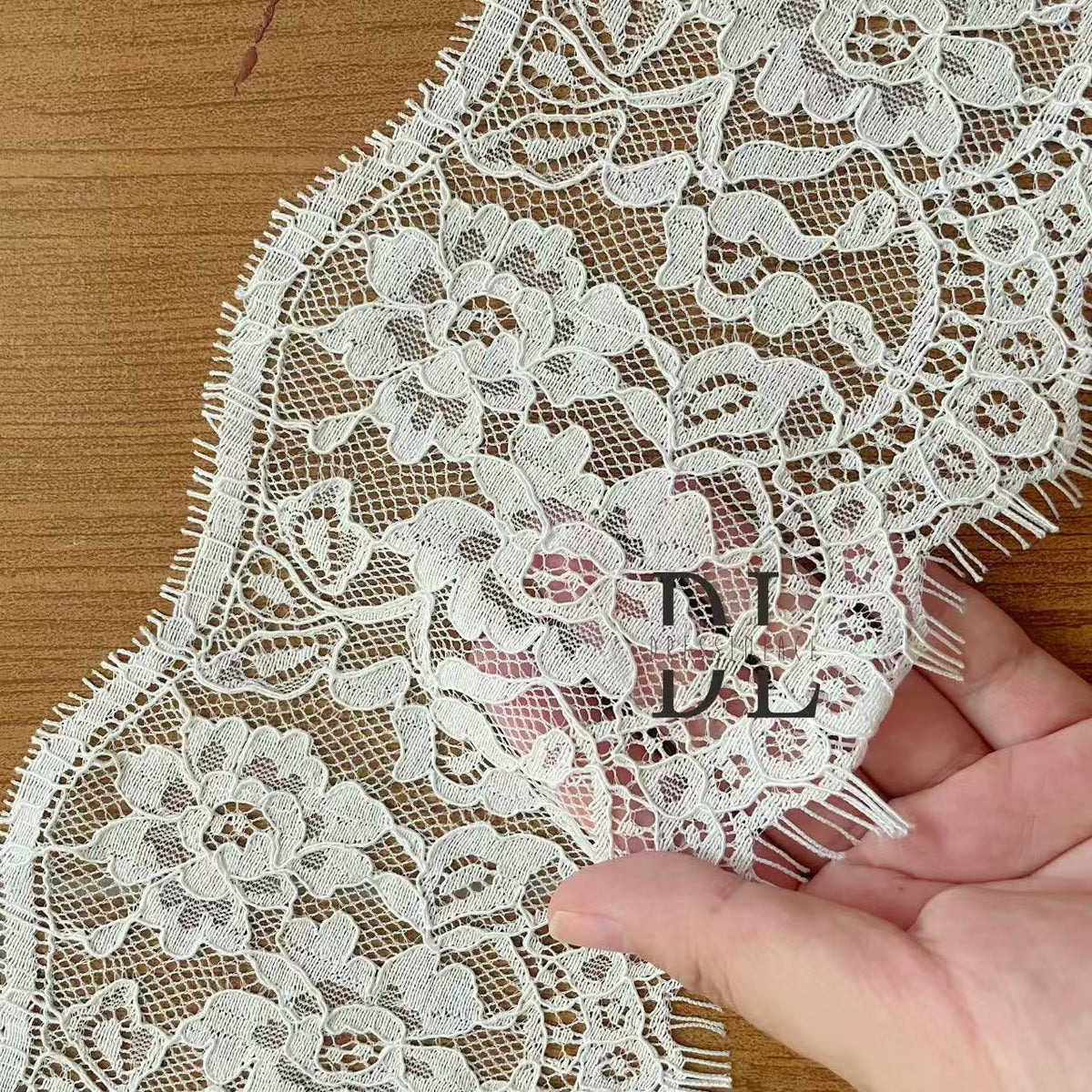 DLX15253 Ricamo Foglie Modello Tessuto di pizzo Bordi larghi 15 cm Perline e paillettes per veli da sposa