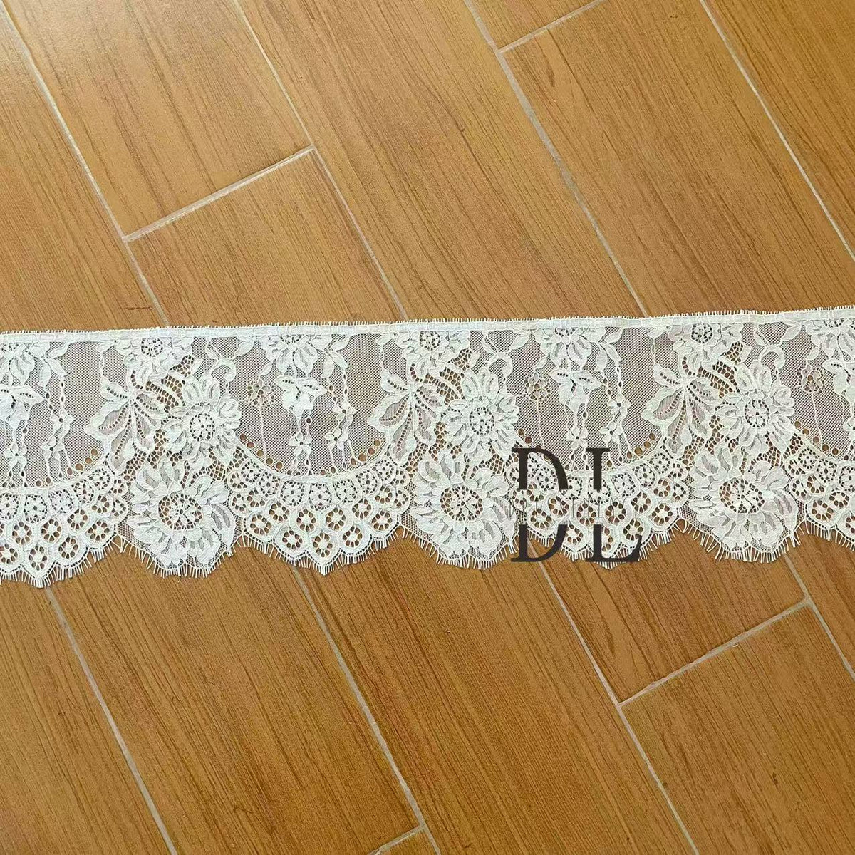 DLX15253 Ricamo Foglie Modello Tessuto di pizzo Bordi larghi 15 cm Perline e paillettes per veli da sposa