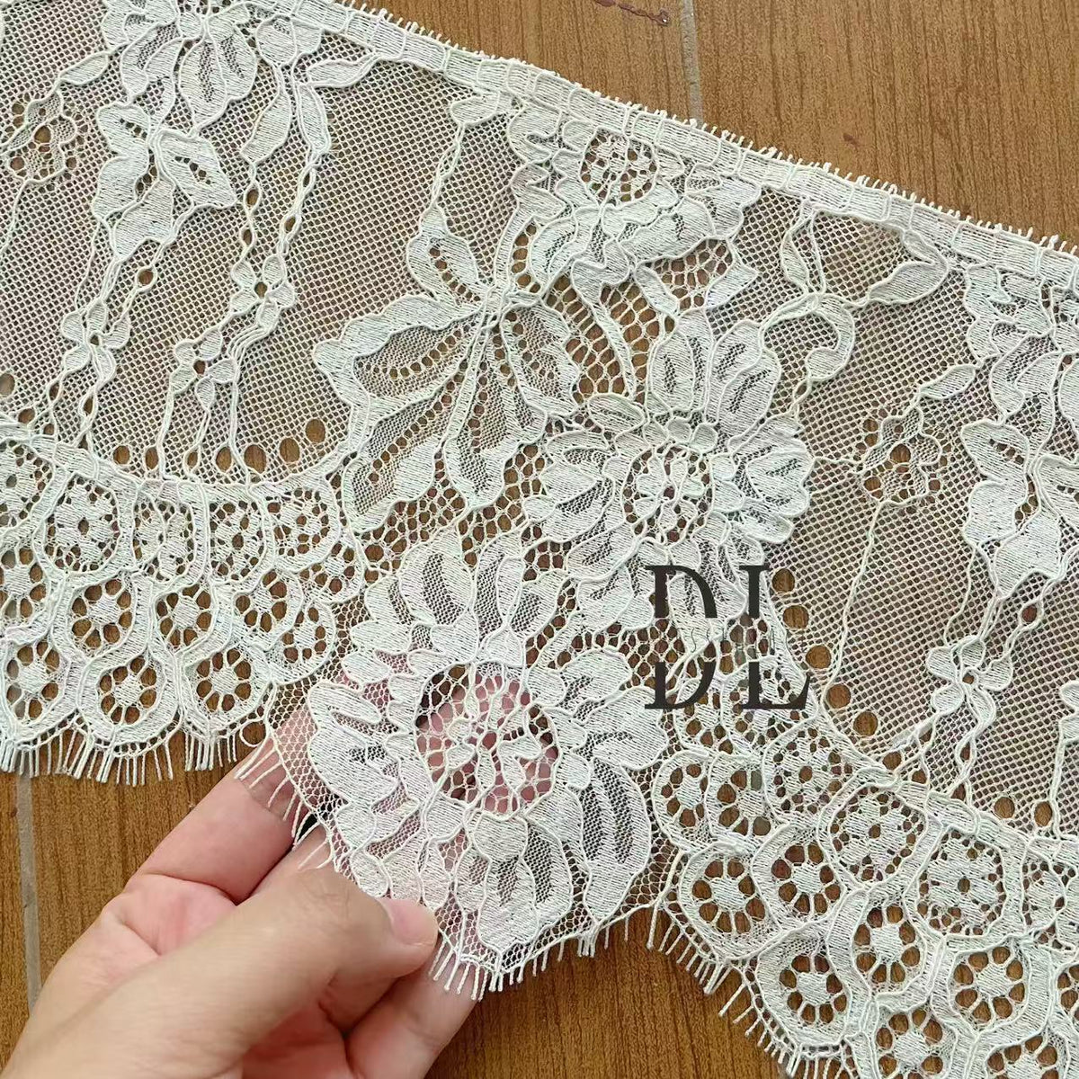 DLX15253 Ricamo Foglie Modello Tessuto di pizzo Bordi larghi 15 cm Perline e paillettes per veli da sposa