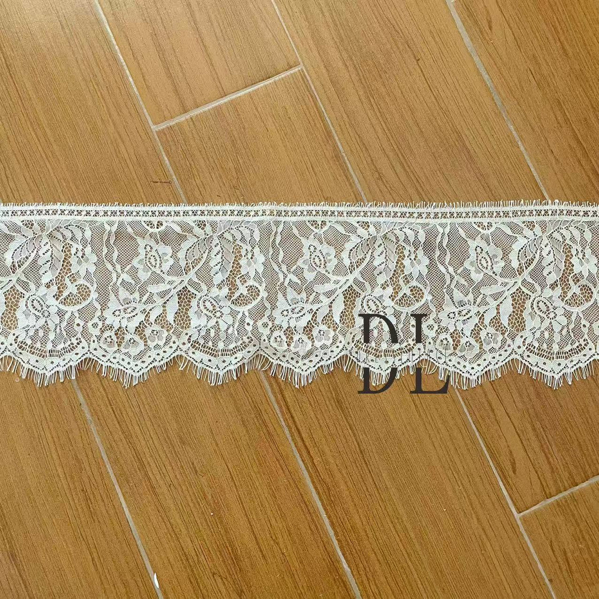 DLX15253 Ricamo Foglie Modello Tessuto di pizzo Bordi larghi 15 cm Perline e paillettes per veli da sposa