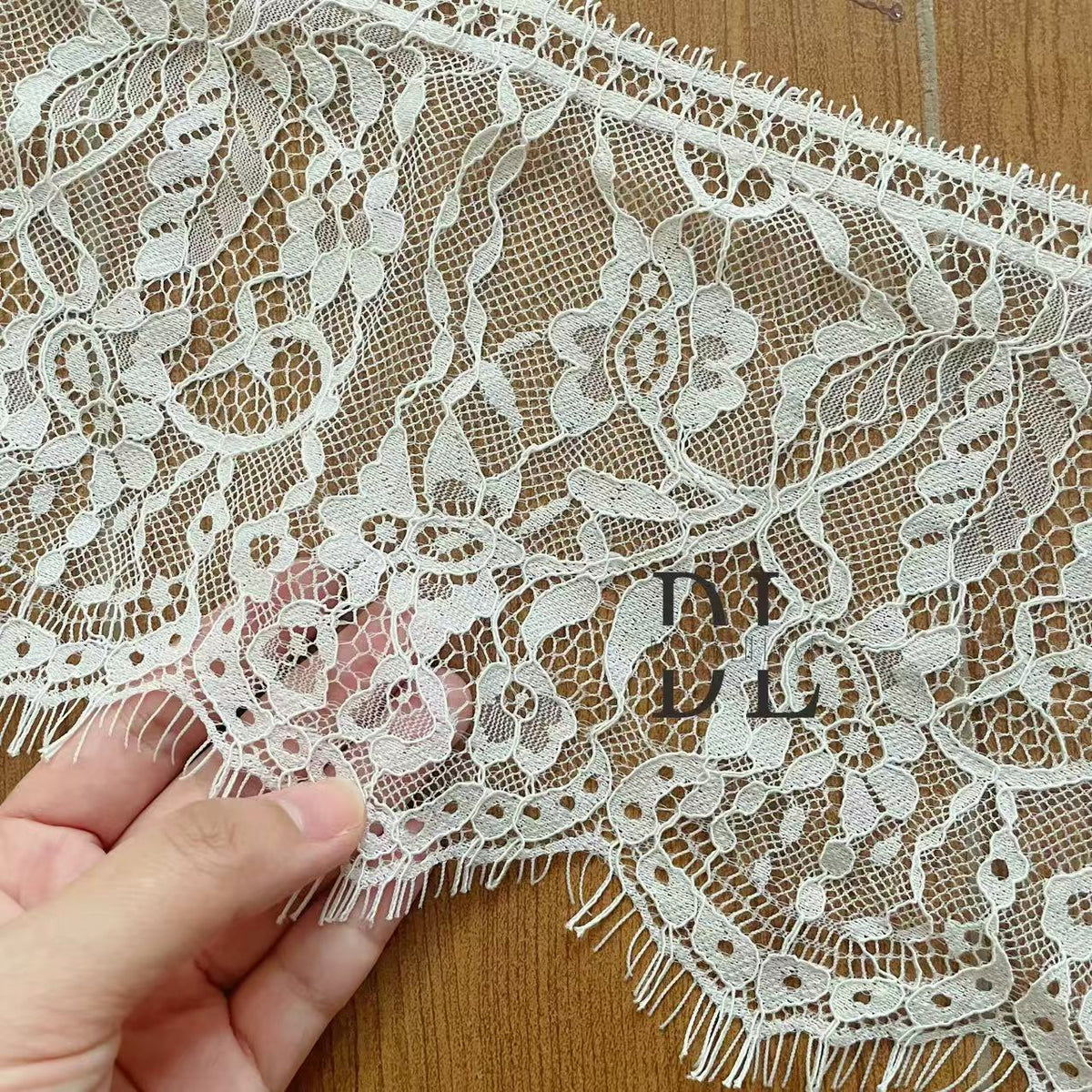 DLX15253 Ricamo Foglie Modello Tessuto di pizzo Bordi larghi 15 cm Perline e paillettes per veli da sposa