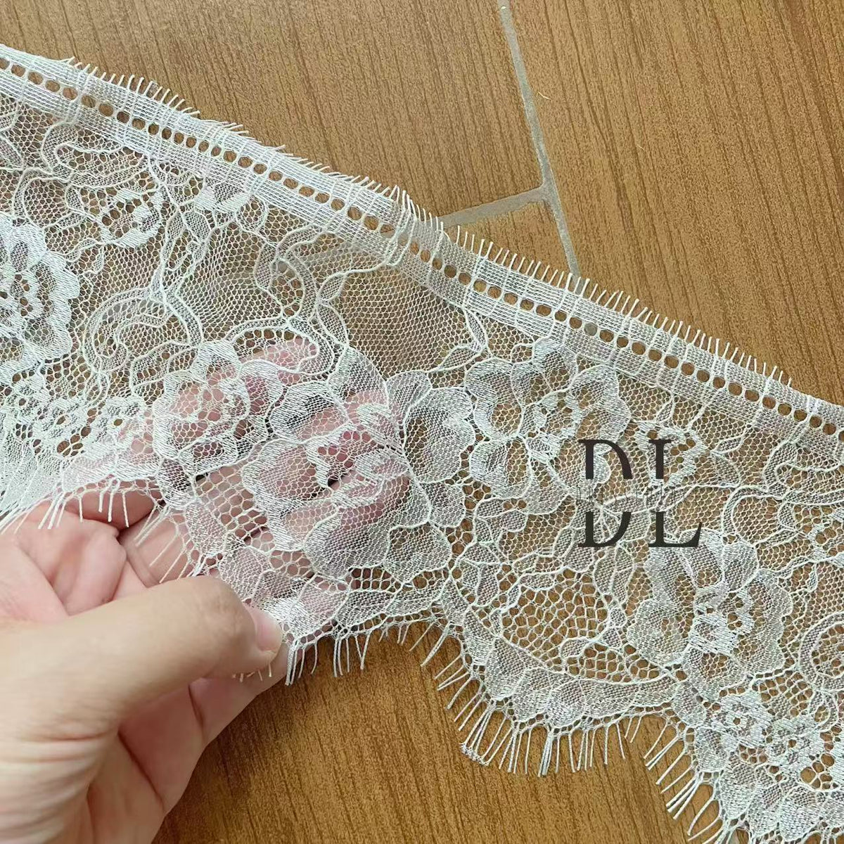 DLX15253 Patrón de hojas bordadas Tejido de encaje Bordes de ancho 15 cm Cuentas y lentejuelas para velos de novia