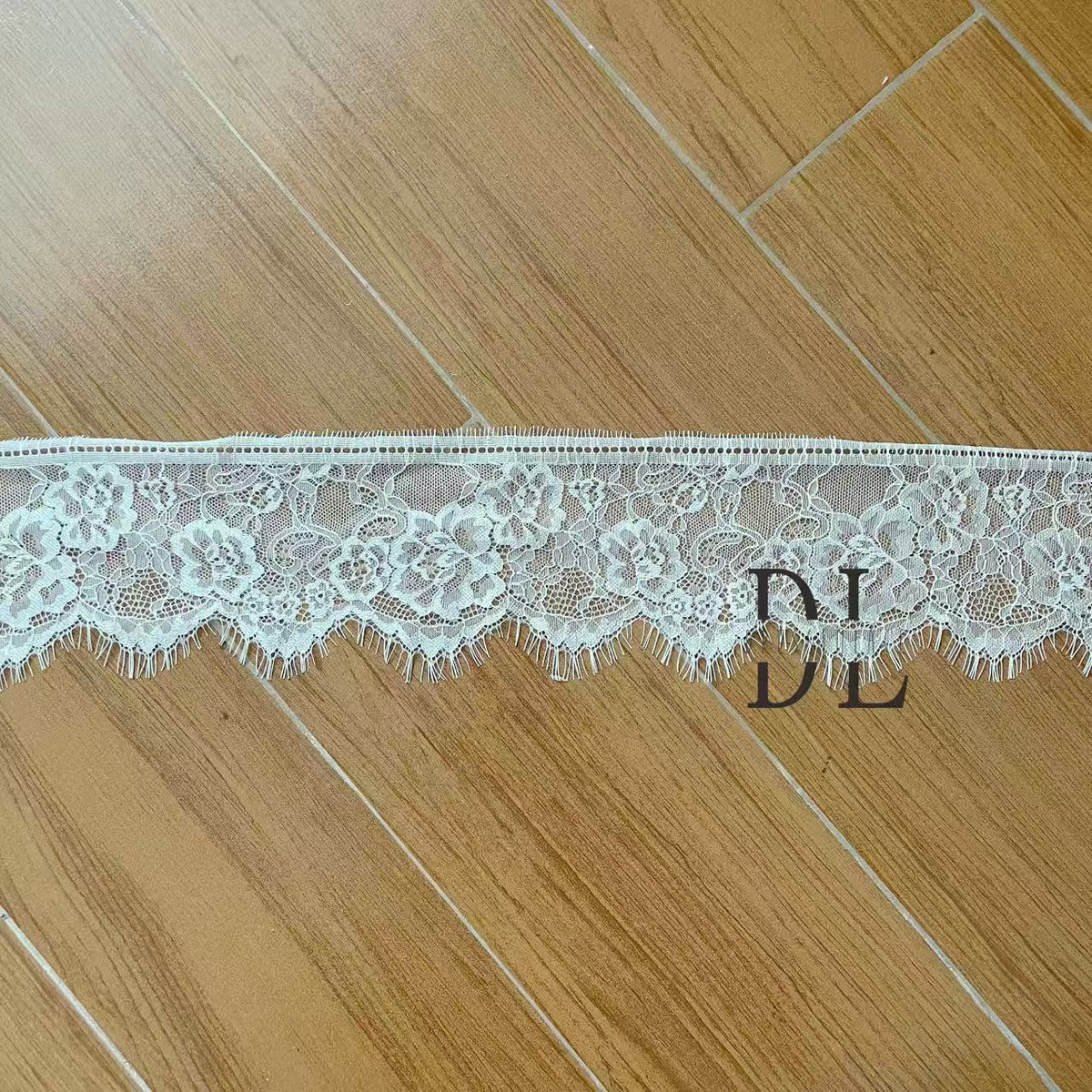 DLX15253 Patrón de hojas bordadas Tejido de encaje Bordes de ancho 15 cm Cuentas y lentejuelas para velos de novia