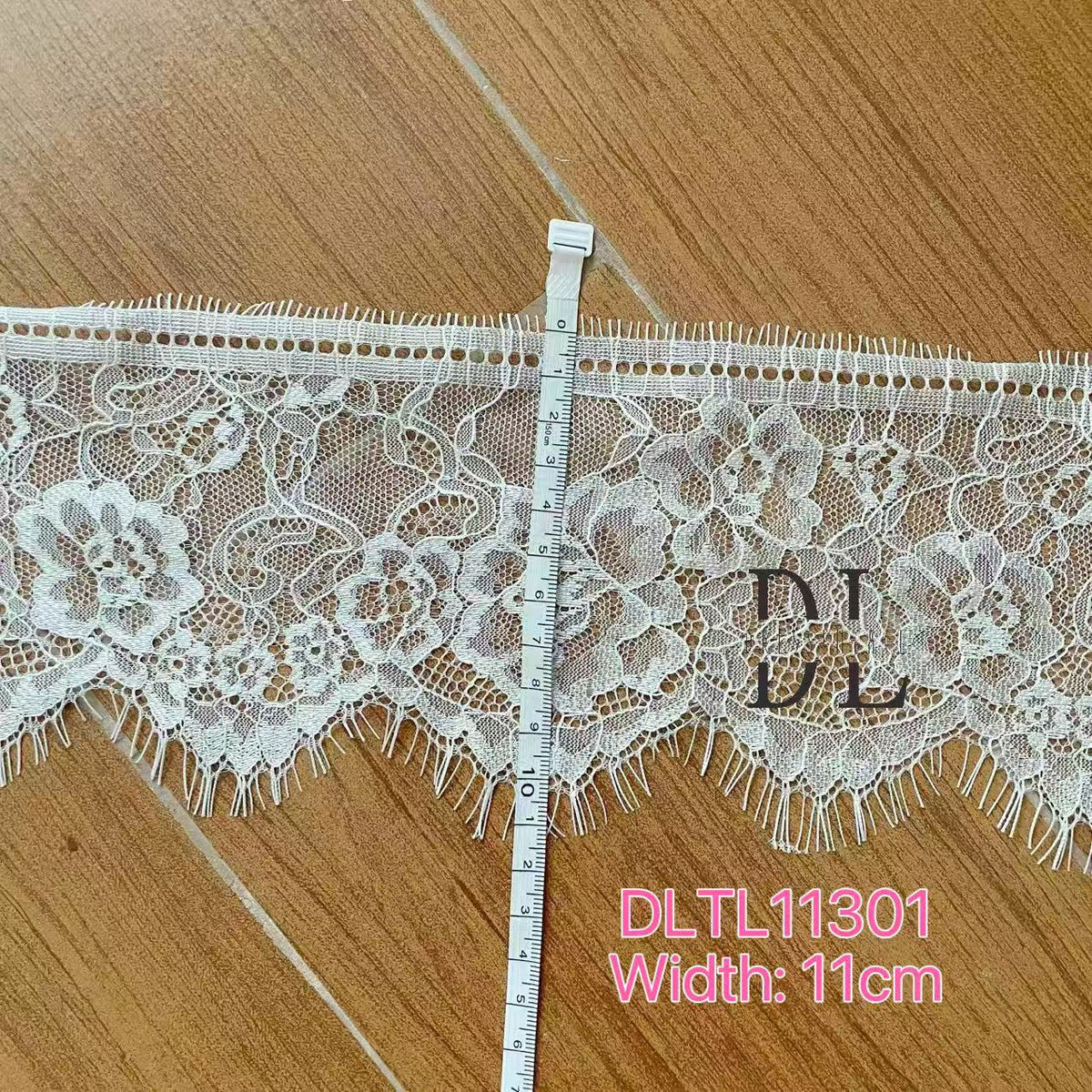 DLX15253 Patrón de hojas bordadas Tejido de encaje Bordes de ancho 15 cm Cuentas y lentejuelas para velos de novia