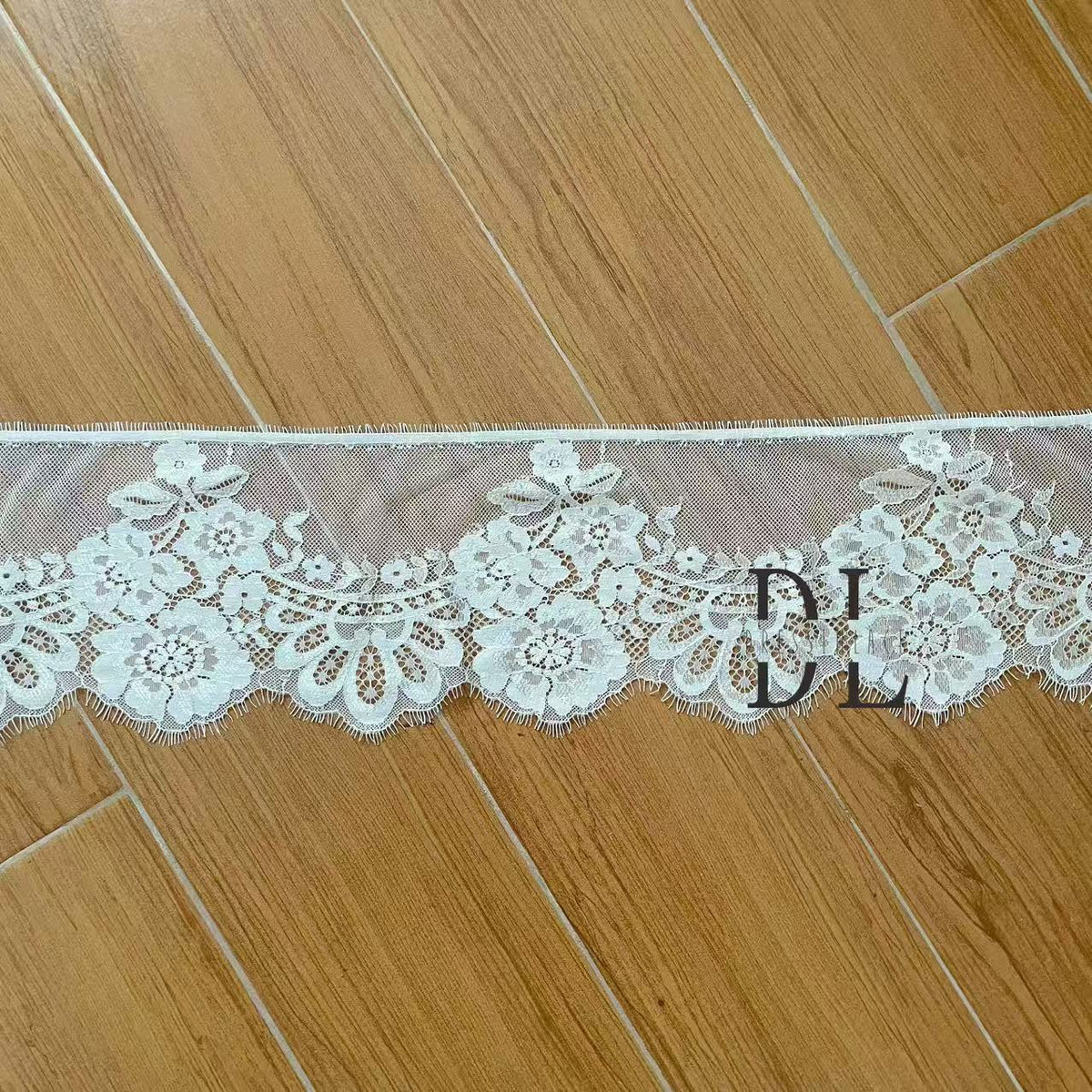 DLX15253 Patrón de hojas bordadas Tejido de encaje Bordes de ancho 15 cm Cuentas y lentejuelas para velos de novia