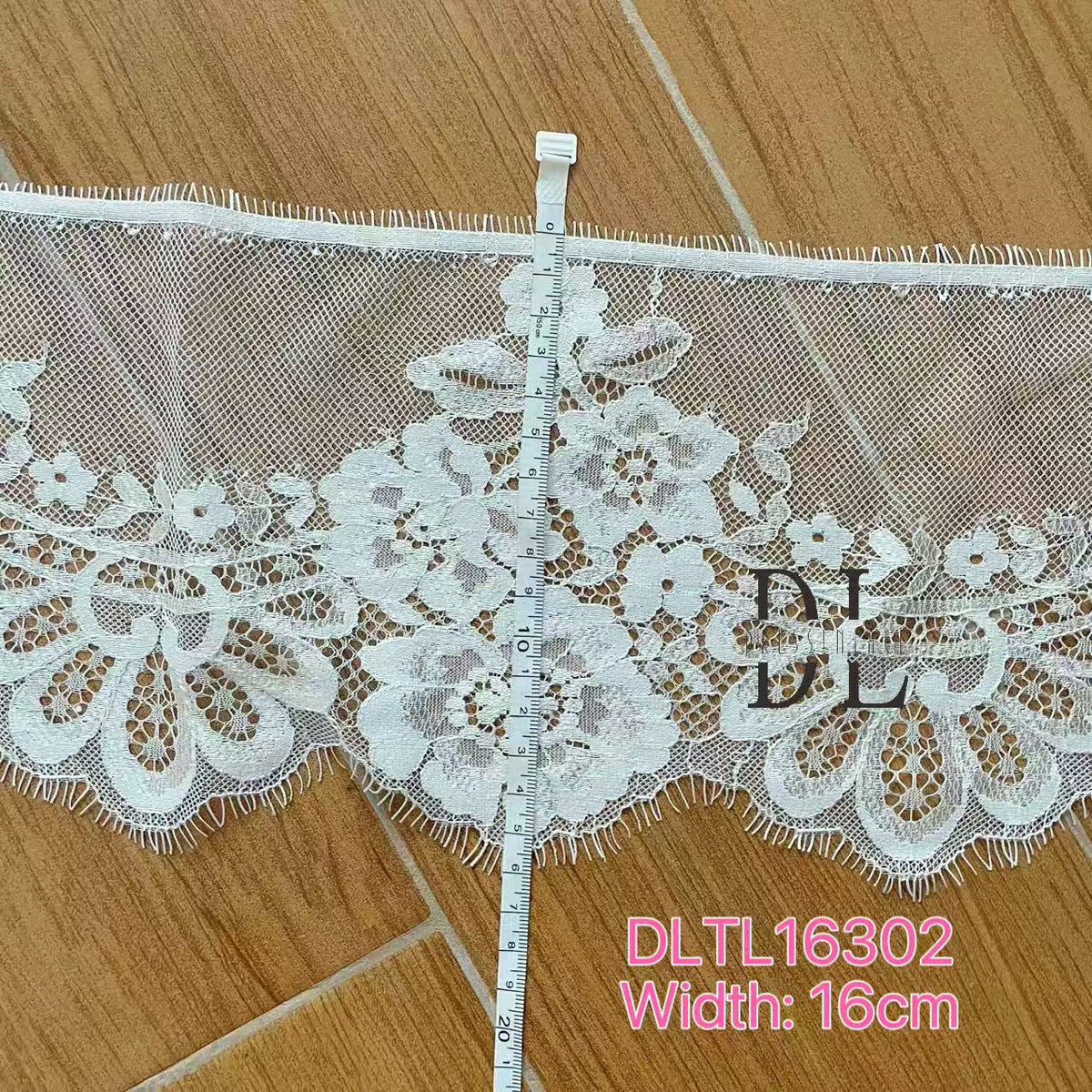 DLX15253 Patrón de hojas bordadas Tejido de encaje Bordes de ancho 15 cm Cuentas y lentejuelas para velos de novia
