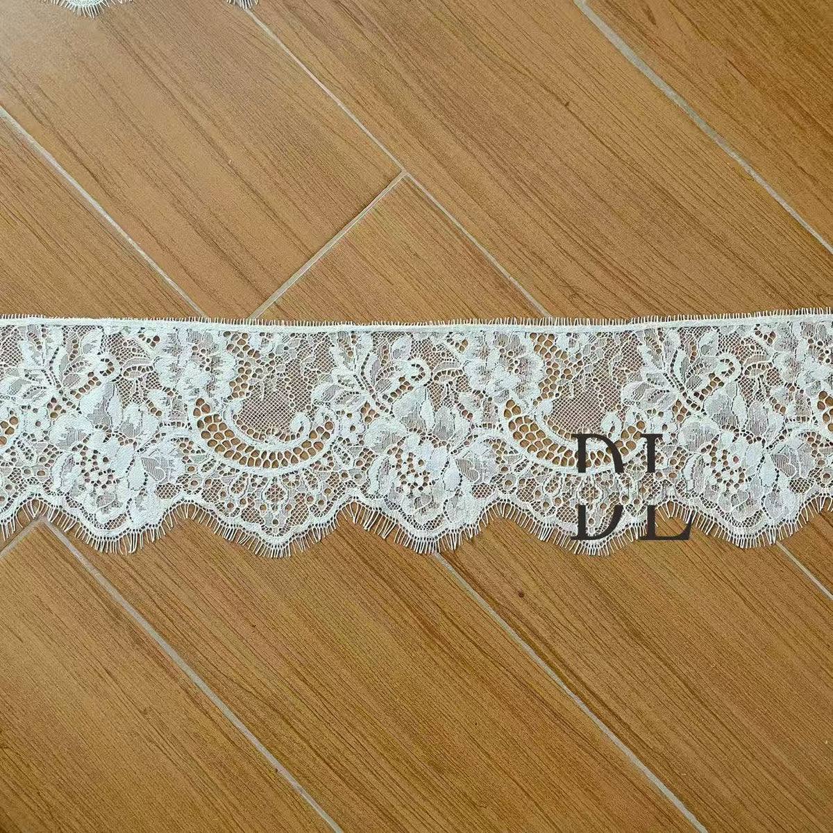 DLX15253 Patrón de hojas bordadas Tejido de encaje Bordes de ancho 15 cm Cuentas y lentejuelas para velos de novia