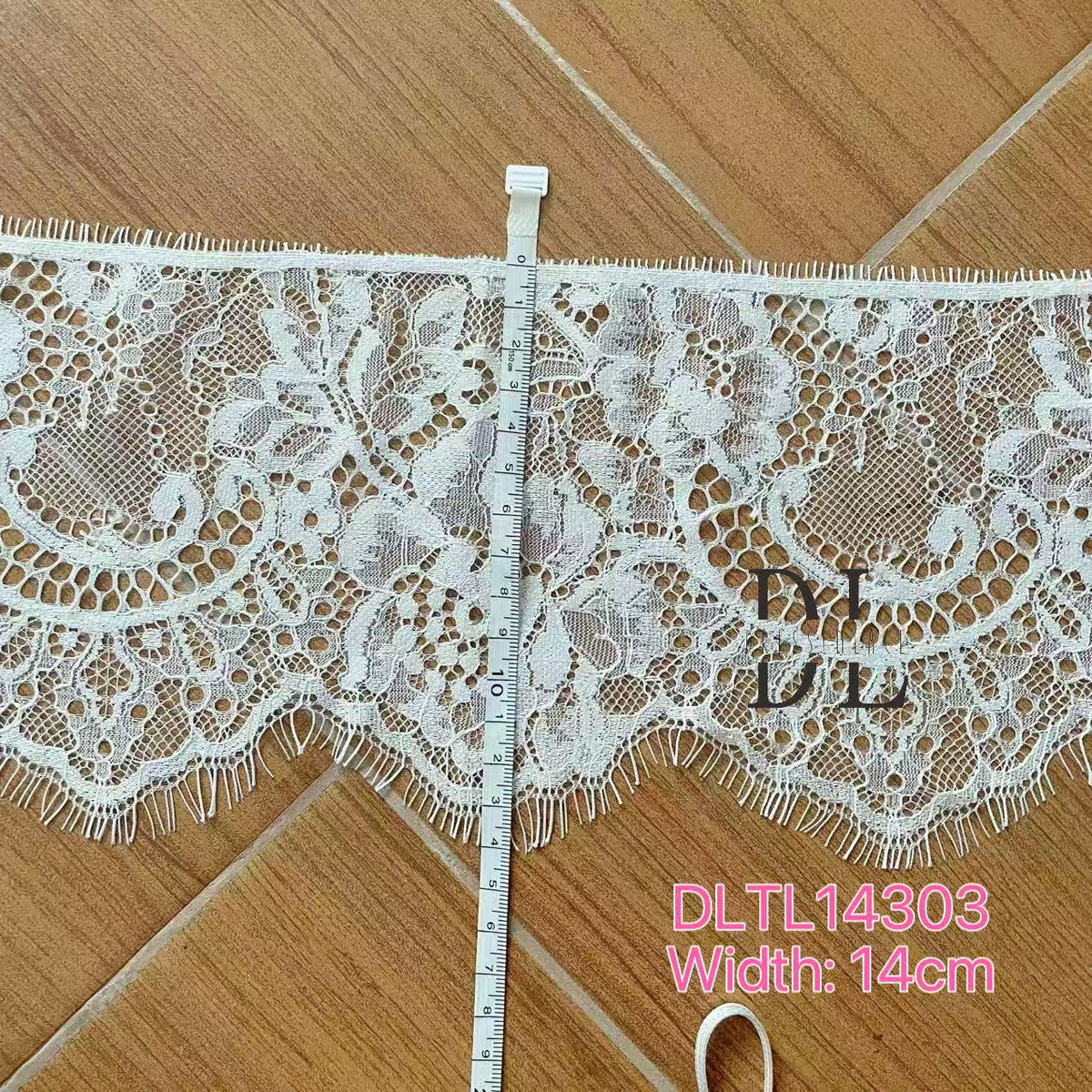 DLX15253 Patrón de hojas bordadas Tejido de encaje Bordes de ancho 15 cm Cuentas y lentejuelas para velos de novia