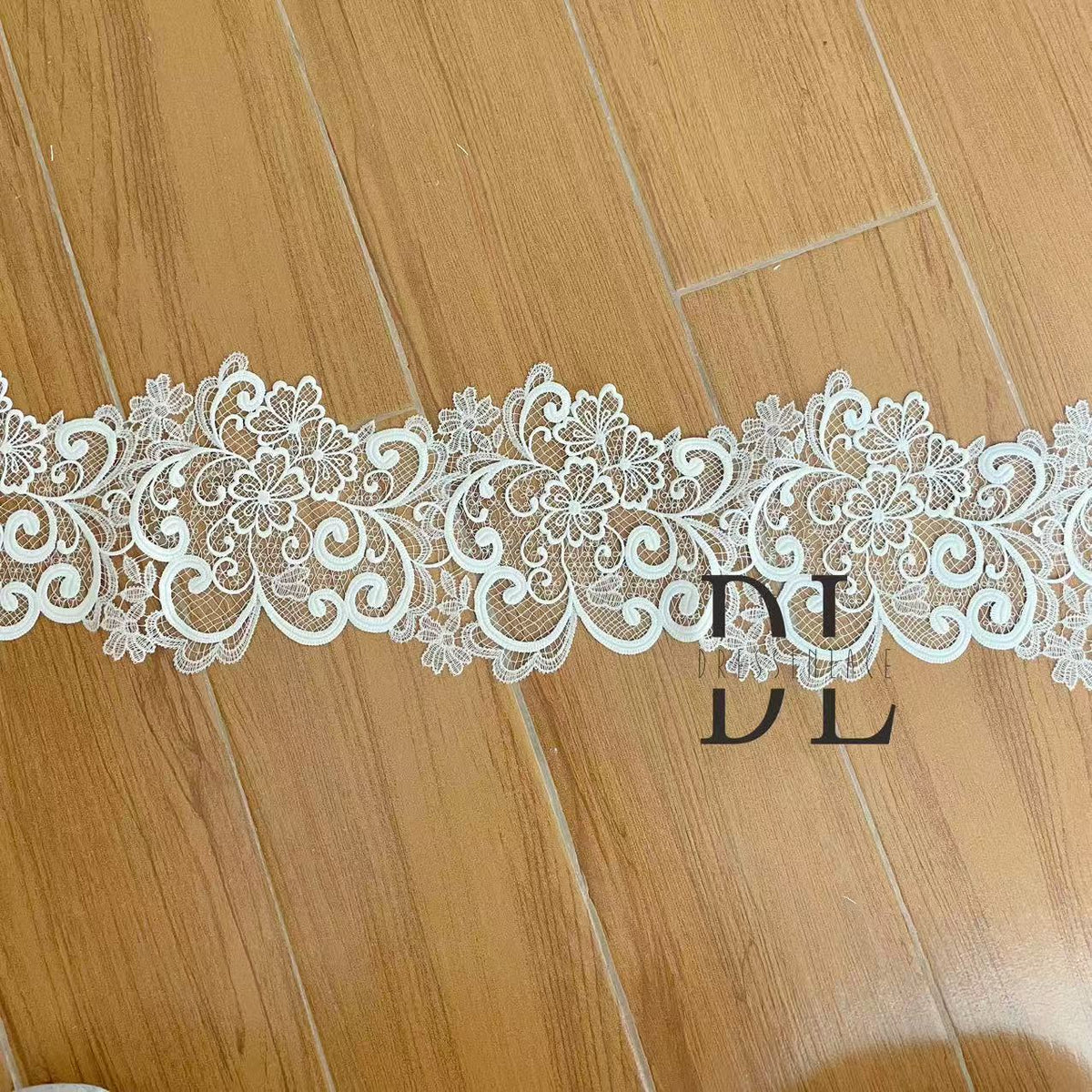 DLX15253 Ricamo Foglie Modello Tessuto di pizzo Bordi larghi 15 cm Perline e paillettes per veli da sposa