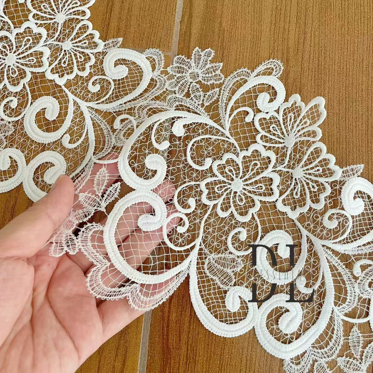 DLX15253 Ricamo Foglie Modello Tessuto di pizzo Bordi larghi 15 cm Perline e paillettes per veli da sposa