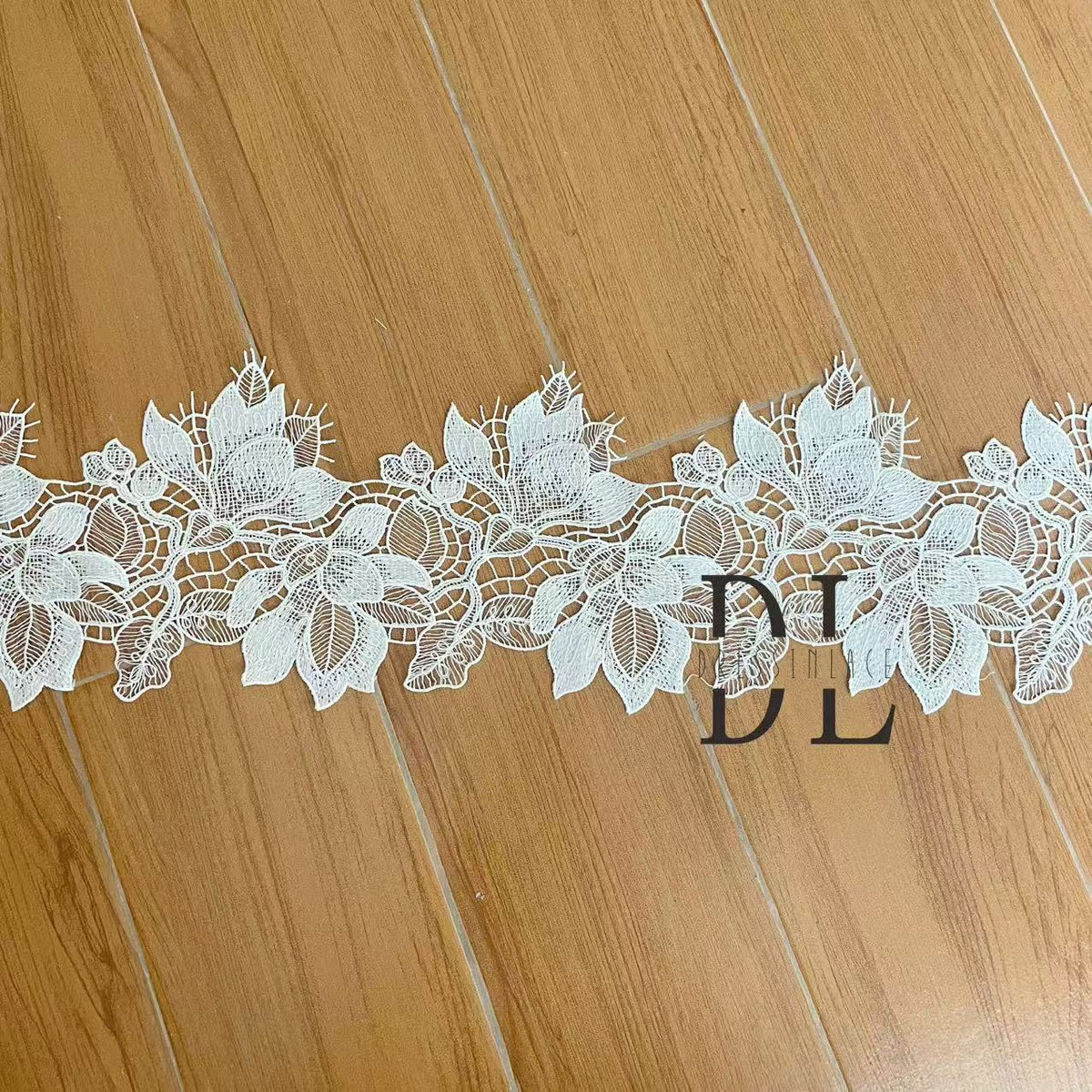 DLX15253 Ricamo Foglie Modello Tessuto di pizzo Bordi larghi 15 cm Perline e paillettes per veli da sposa
