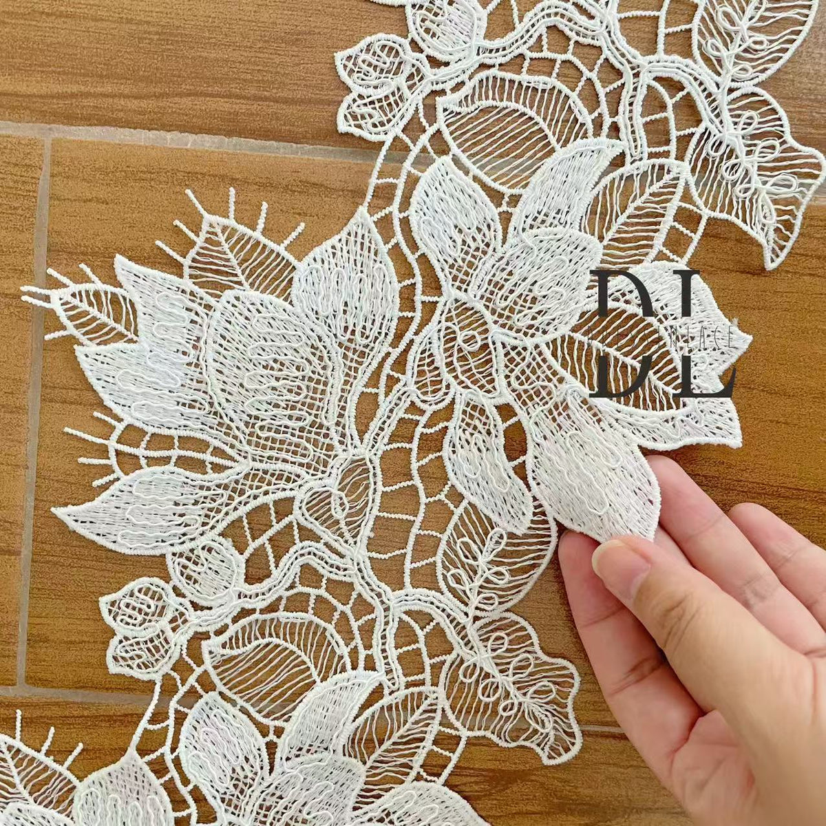 DLX15253 Ricamo Foglie Modello Tessuto di pizzo Bordi larghi 15 cm Perline e paillettes per veli da sposa