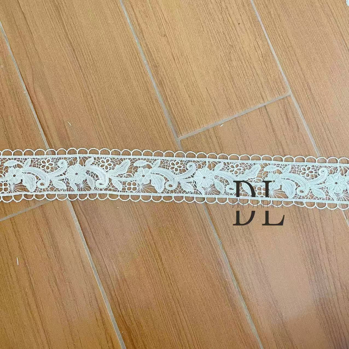 DLX15253 Ricamo Foglie Modello Tessuto di pizzo Bordi larghi 15 cm Perline e paillettes per veli da sposa