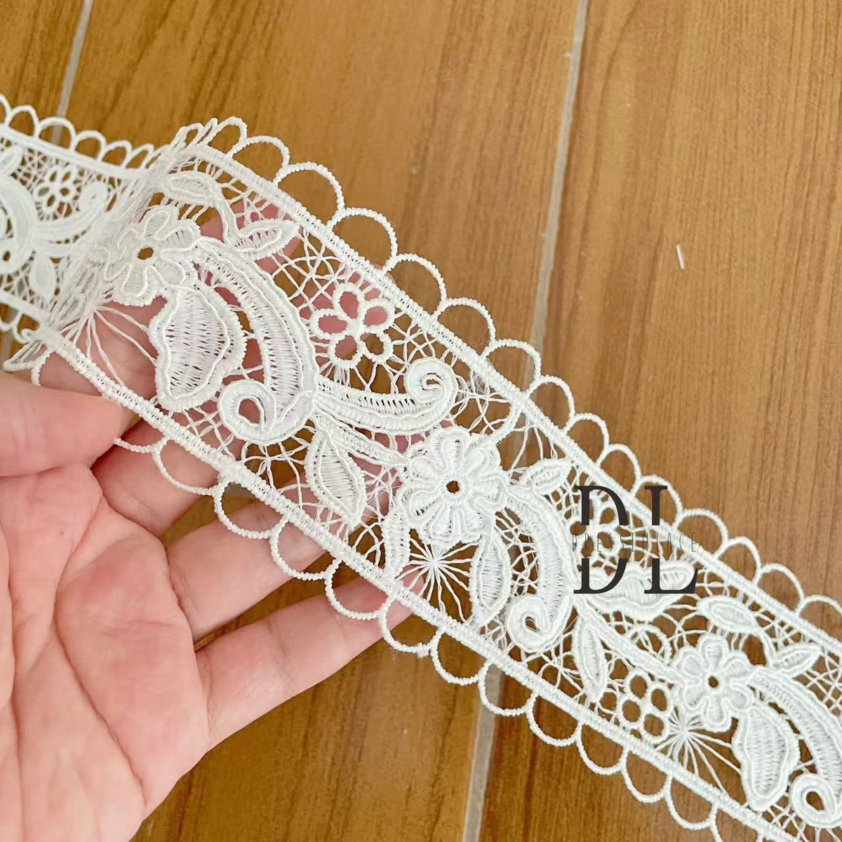 DLX15253 Ricamo Foglie Modello Tessuto di pizzo Bordi larghi 15 cm Perline e paillettes per veli da sposa