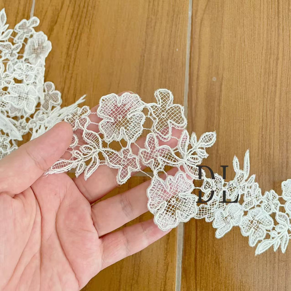 DLX15253 Ricamo Foglie Modello Tessuto di pizzo Bordi larghi 15 cm Perline e paillettes per veli da sposa