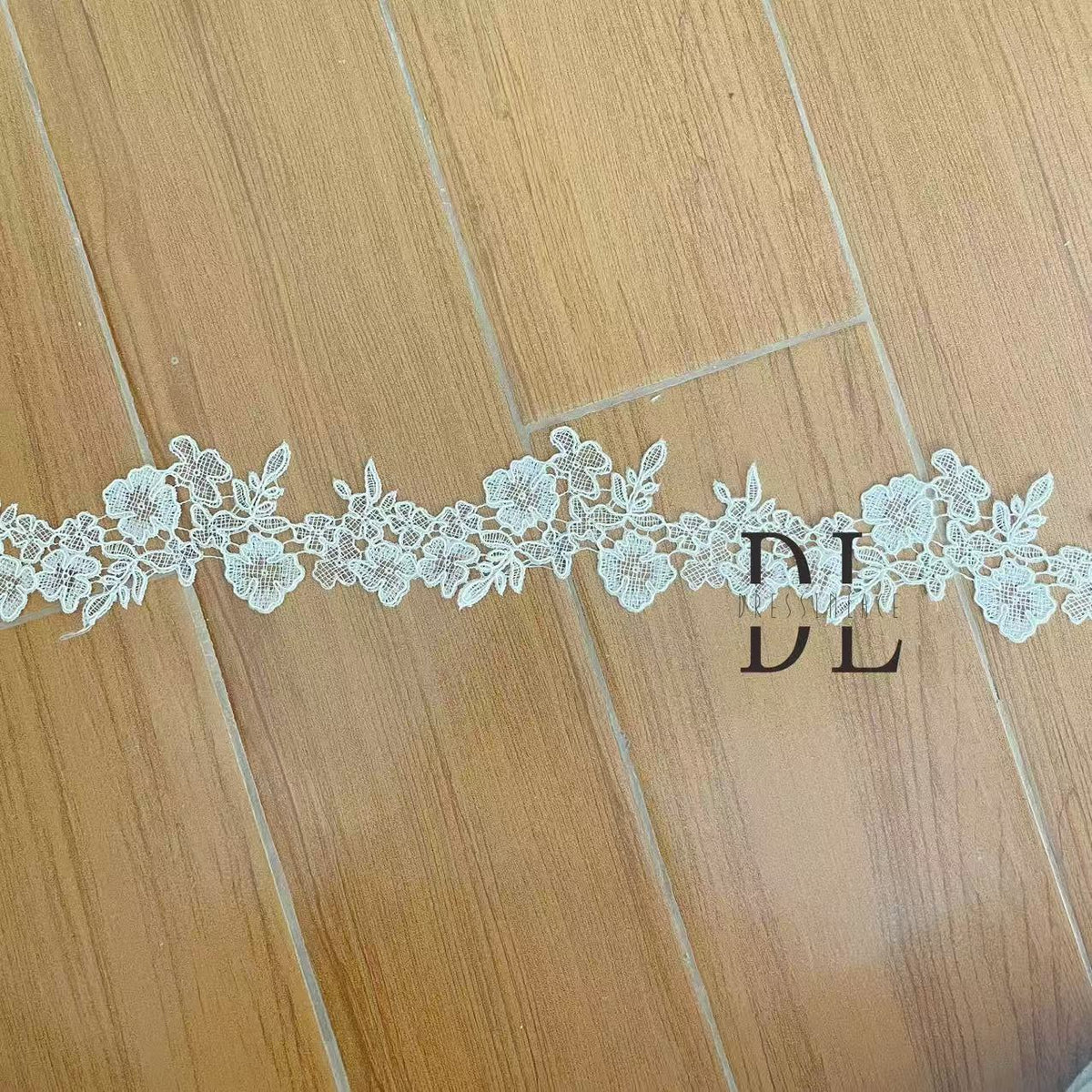 DLX15253 Ricamo Foglie Modello Tessuto di pizzo Bordi larghi 15 cm Perline e paillettes per veli da sposa