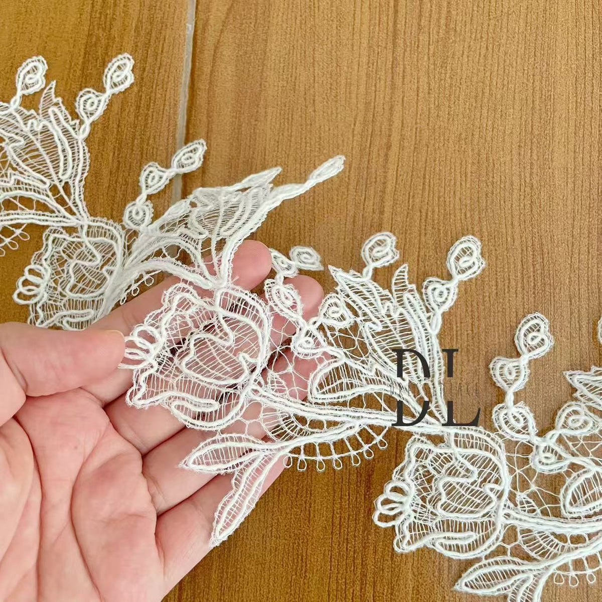DLX15253 Ricamo Foglie Modello Tessuto di pizzo Bordi larghi 15 cm Perline e paillettes per veli da sposa