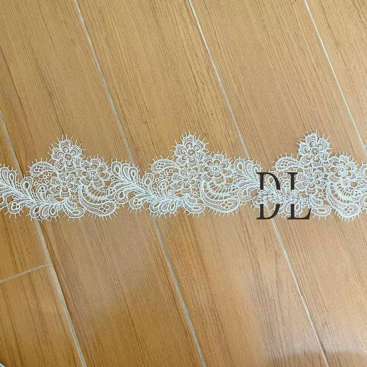 DLX15253 Ricamo Foglie Modello Tessuto di pizzo Bordi larghi 15 cm Perline e paillettes per veli da sposa