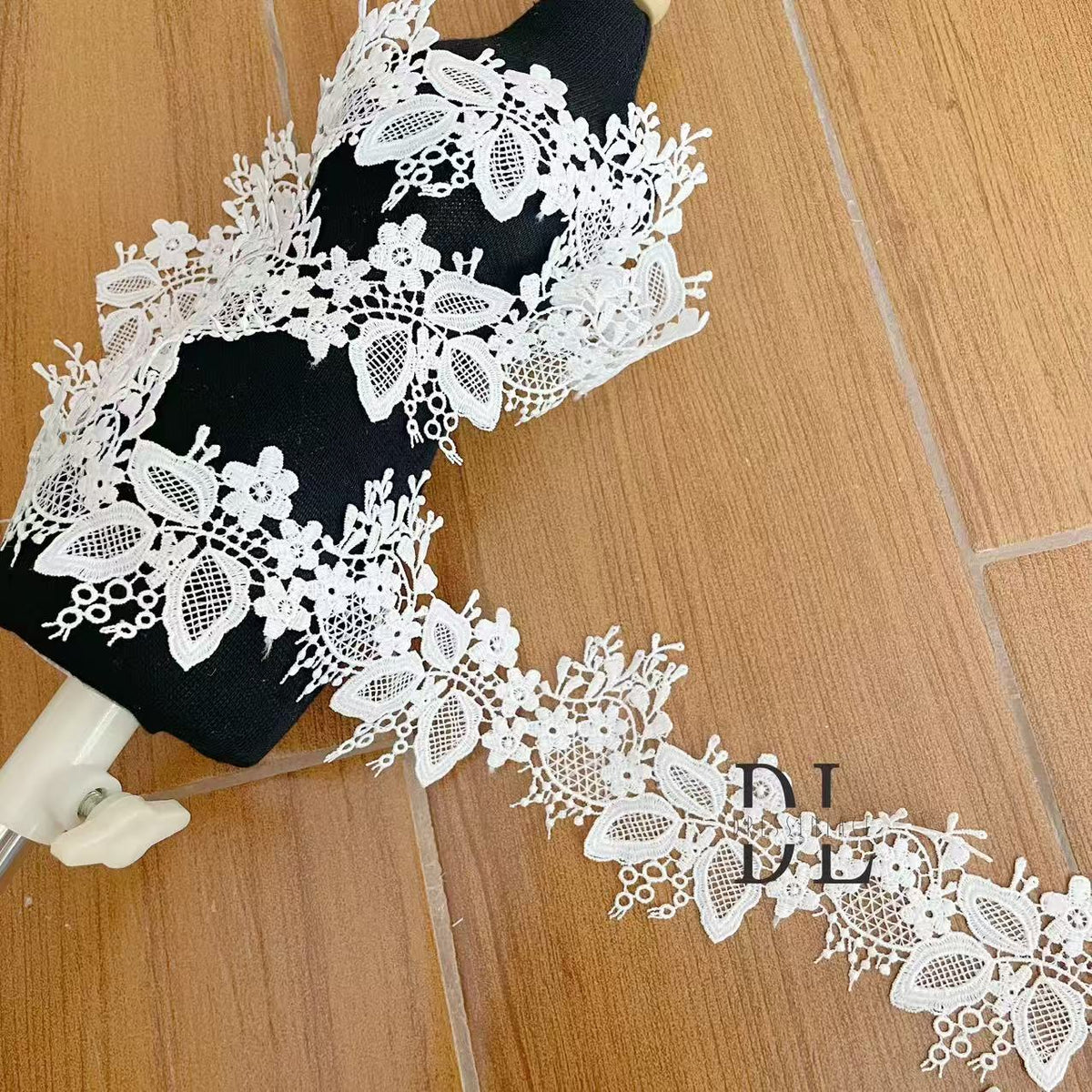 DLX15253 Ricamo Foglie Modello Tessuto di pizzo Bordi larghi 15 cm Perline e paillettes per veli da sposa