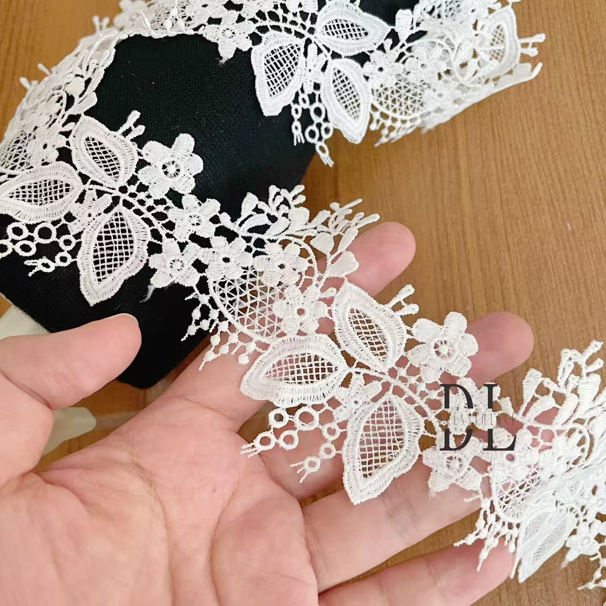 DLX15253 Ricamo Foglie Modello Tessuto di pizzo Bordi larghi 15 cm Perline e paillettes per veli da sposa