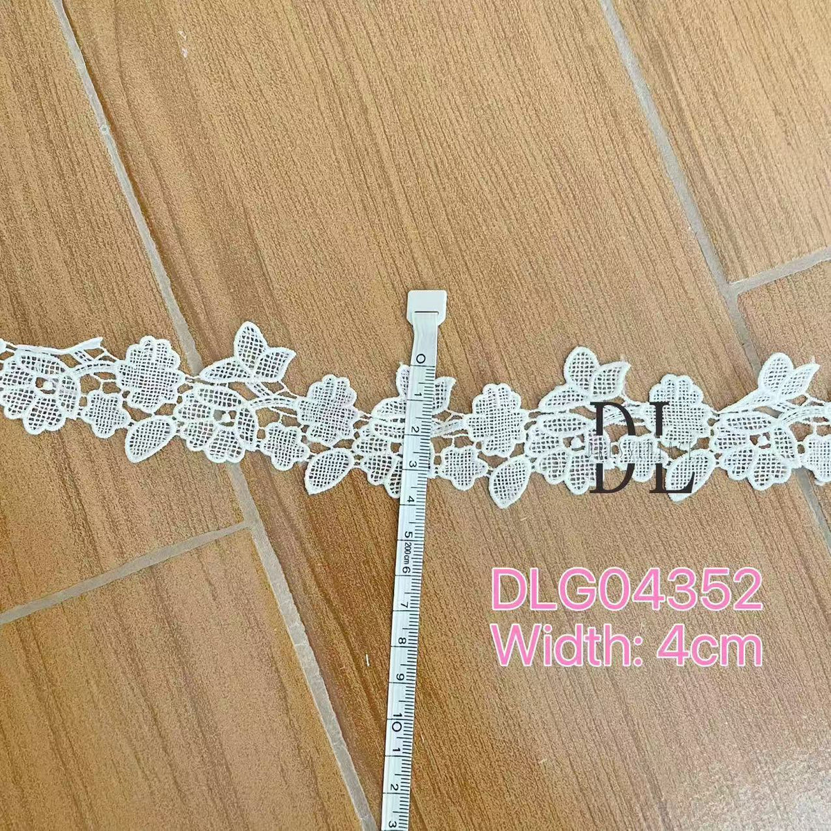 DLX15253 Ricamo Foglie Modello Tessuto di pizzo Bordi larghi 15 cm Perline e paillettes per veli da sposa