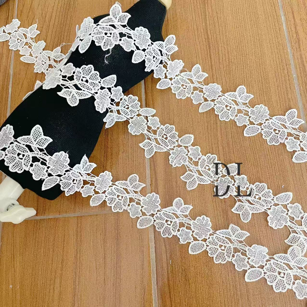 DLX15253 Ricamo Foglie Modello Tessuto di pizzo Bordi larghi 15 cm Perline e paillettes per veli da sposa