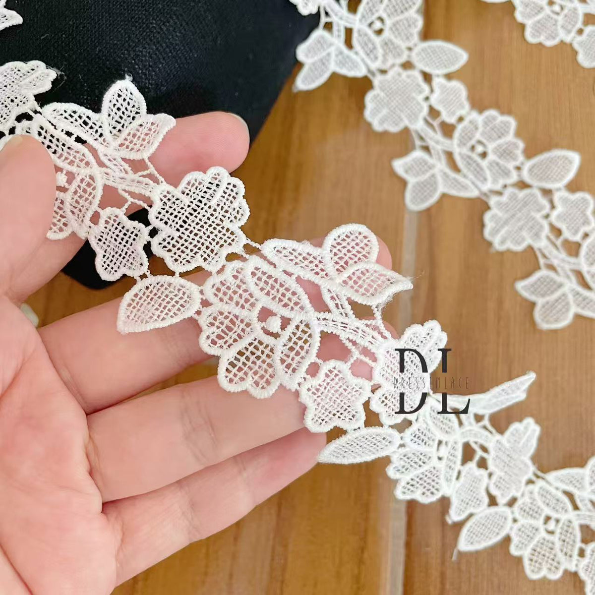DLX15253 Ricamo Foglie Modello Tessuto di pizzo Bordi larghi 15 cm Perline e paillettes per veli da sposa