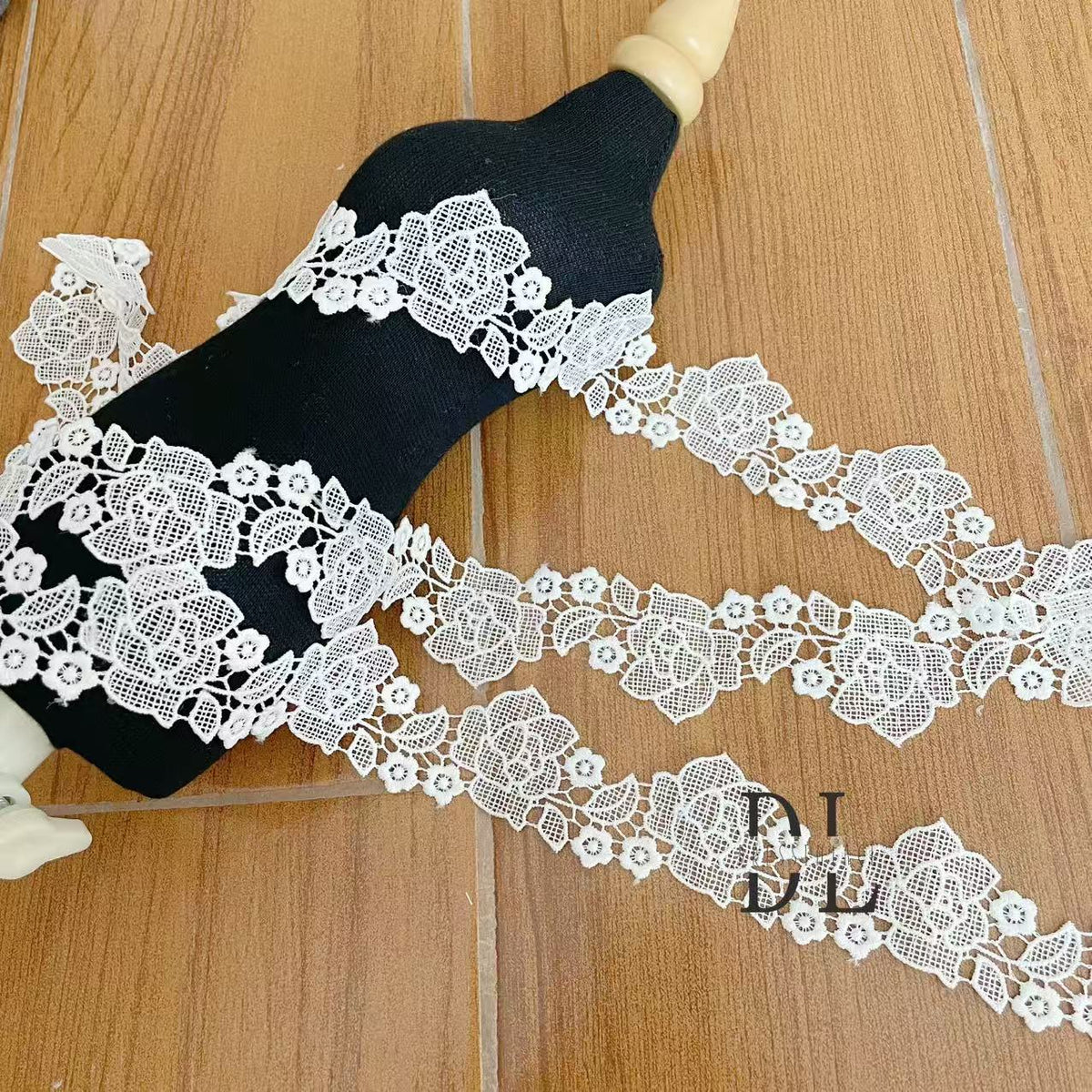 DLX15253 Ricamo Foglie Modello Tessuto di pizzo Bordi larghi 15 cm Perline e paillettes per veli da sposa