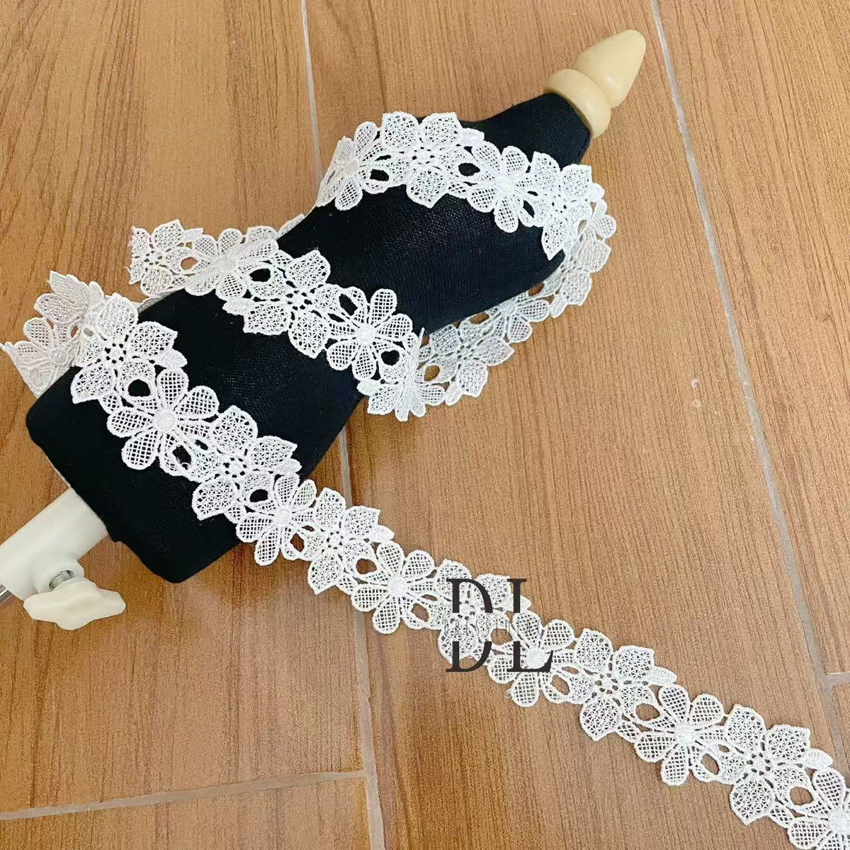 DLX15253 Ricamo Foglie Modello Tessuto di pizzo Bordi larghi 15 cm Perline e paillettes per veli da sposa
