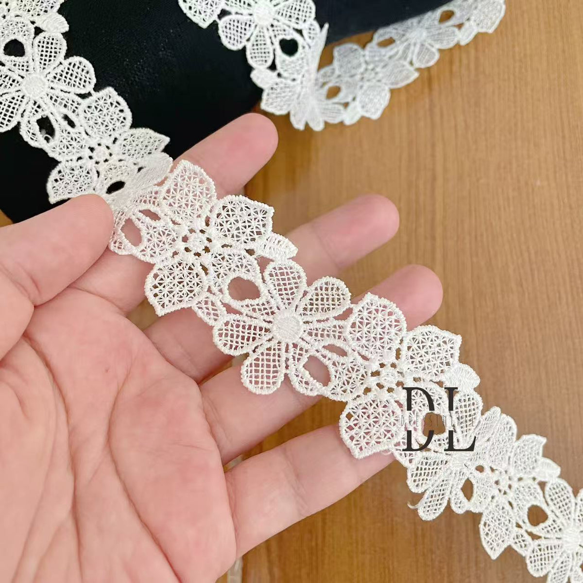 DLX15253 Ricamo Foglie Modello Tessuto di pizzo Bordi larghi 15 cm Perline e paillettes per veli da sposa